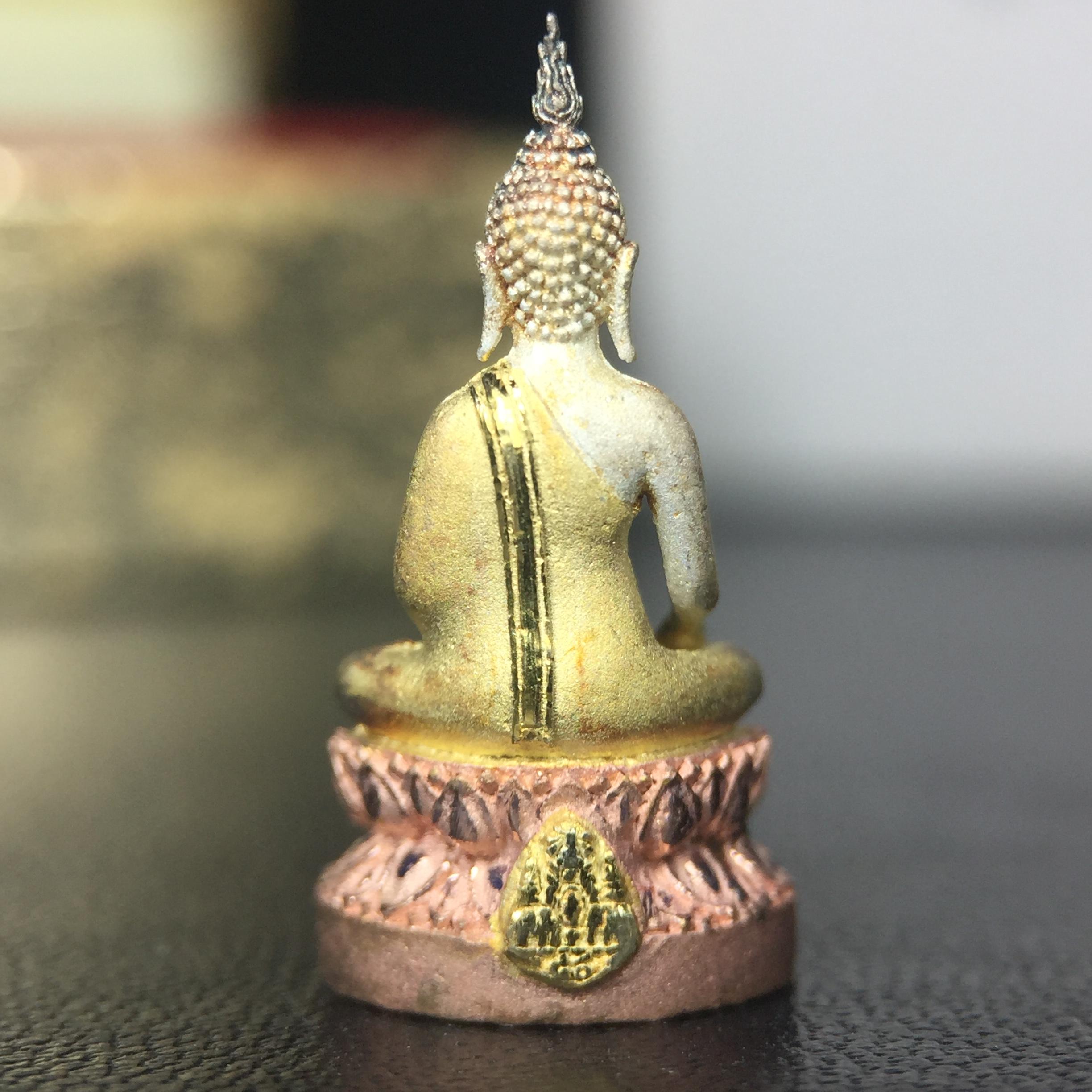 พระชัยวัฒน์พระพุทธนวราชบพิตร ครองสิริราชสมบัติครบ 50 ปี พ.ศ.2540 ขนาดสูง 1.9 ซม. เนื้อเงินสามกษัตริย์(ผิวเดิม) พร้อมกล่องบรรจุเดิมครบสมบูรณ์ 1ใน 9500 องค์(พุทธนวราชบพิตร นิมิตรหมายแห่งความสามัคคี ด้วยไมตรีแห่งองค์พระภูมิพล)