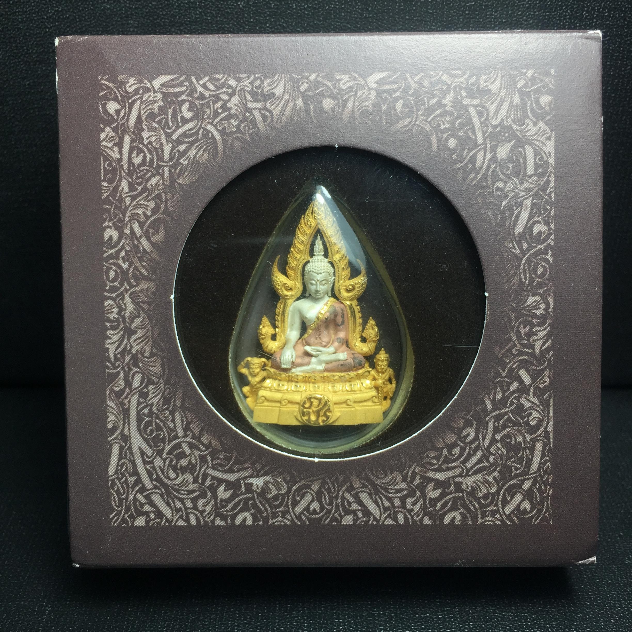 พระพุทธชินราช ภปร. โครงการ "เพราะแผ่นดินนี้ คือ แผ่นดินเกิด" ปี2548(รุ่นแรก) ลอยองค์ หน้าตัก 1/2 นิ้ว เนื้อเงินสามกษัตริย์