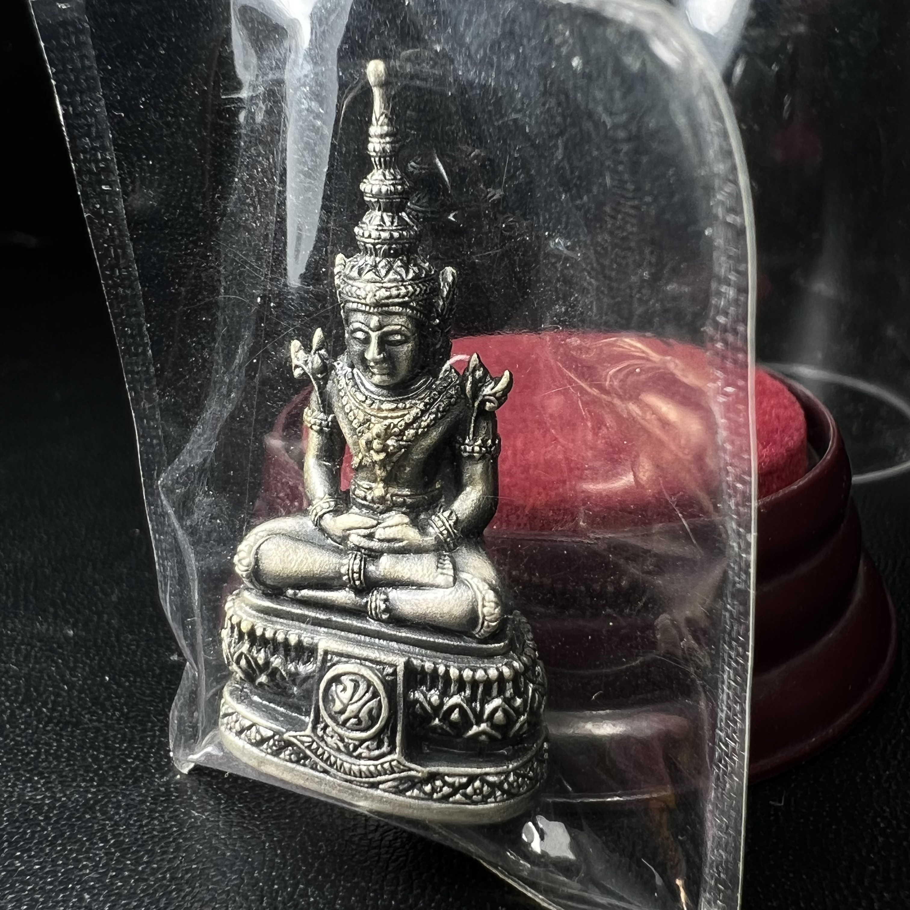 พระแก้วมรกต ภปร.(รุ่นแรก) ปี2545 รุ่นฉลองกรุงรัตนโกสินทร์ครบ 220 ปี พิมพ์ลอยองค์ใหญ่ เนื้ออัลปาก้า ชุบเงินลงดำ ขนาด 19*35 มม. พร้อมครอบตั้งโชว์เดิม องค์พระซีนซองเดิม สวยครบสมบูรณ์