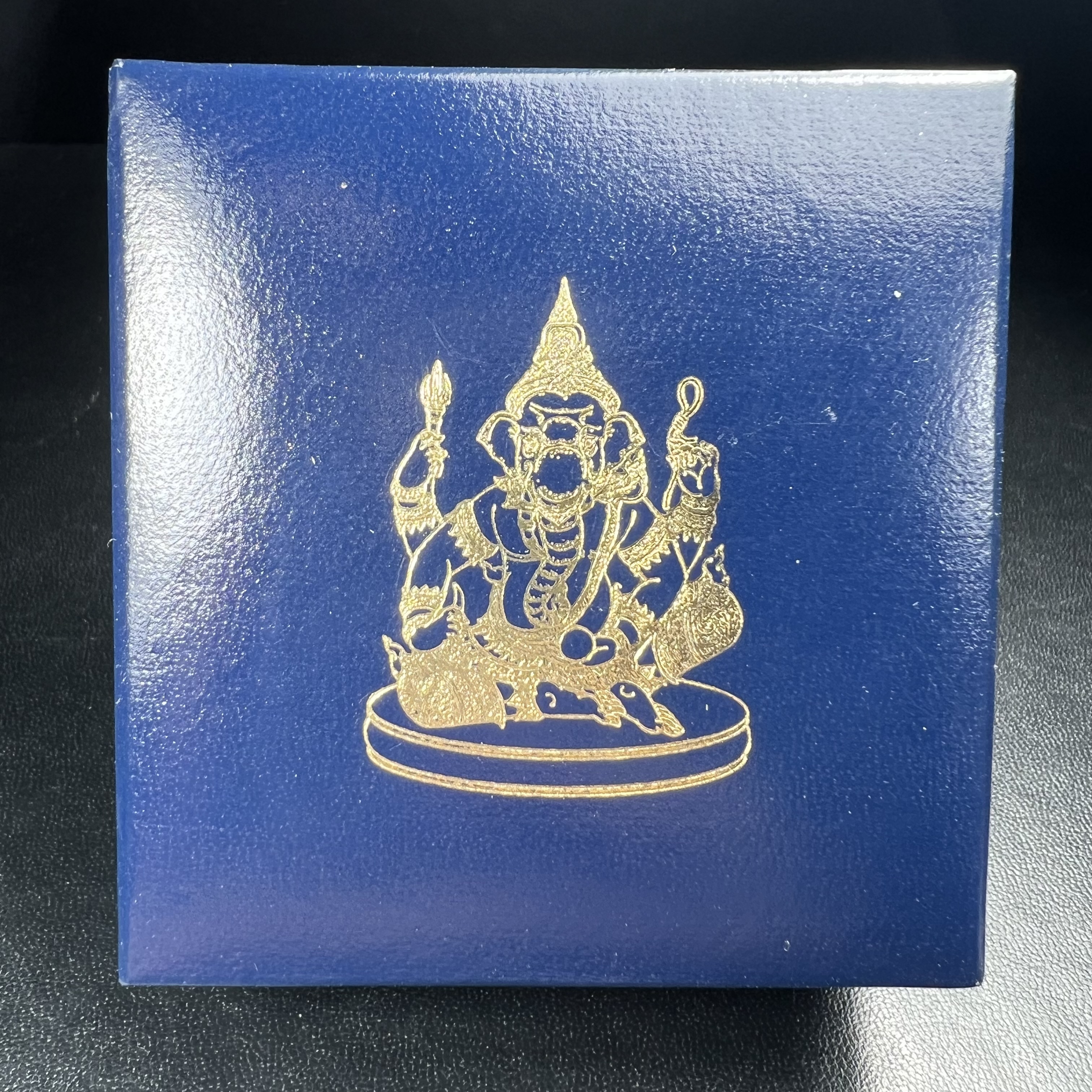 พระพิฆเนศ เทวสถานโบสถ์พราหมณ์ ปี 2539 รูปหล่อลอยองค์พระพิฆเณศวร เนื้อเงินสามกษัตริย์ ฝังพลอยน้ำเงิน(พ่นทรายขัดเงาบางส่วน) พิมพ์ใหญ่ขนาดประมาณ 1.8 * 2.5 ซม. ผลิตโดย บ.แพรนด้า จิวเวลรี่( พิธีใหญ่ พุทธศิลป์งดงาม)อีกหนึ่งรุ่นยอดนิยม (1 ใน 4999 องค์)หายาก