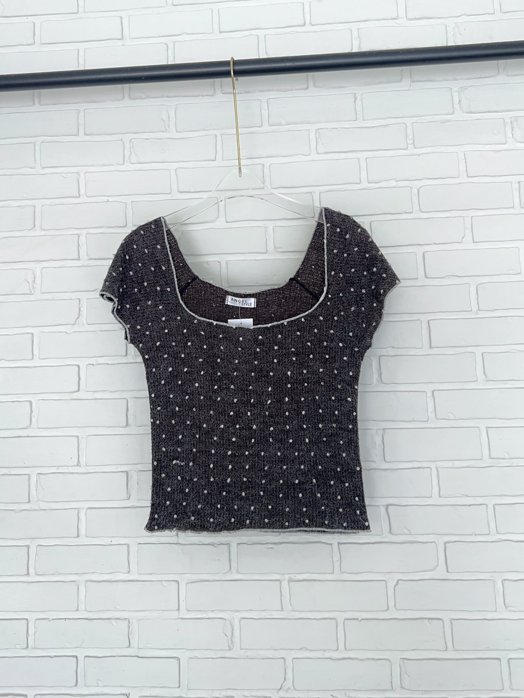 คอเหลี่ยมปุ่มขาว