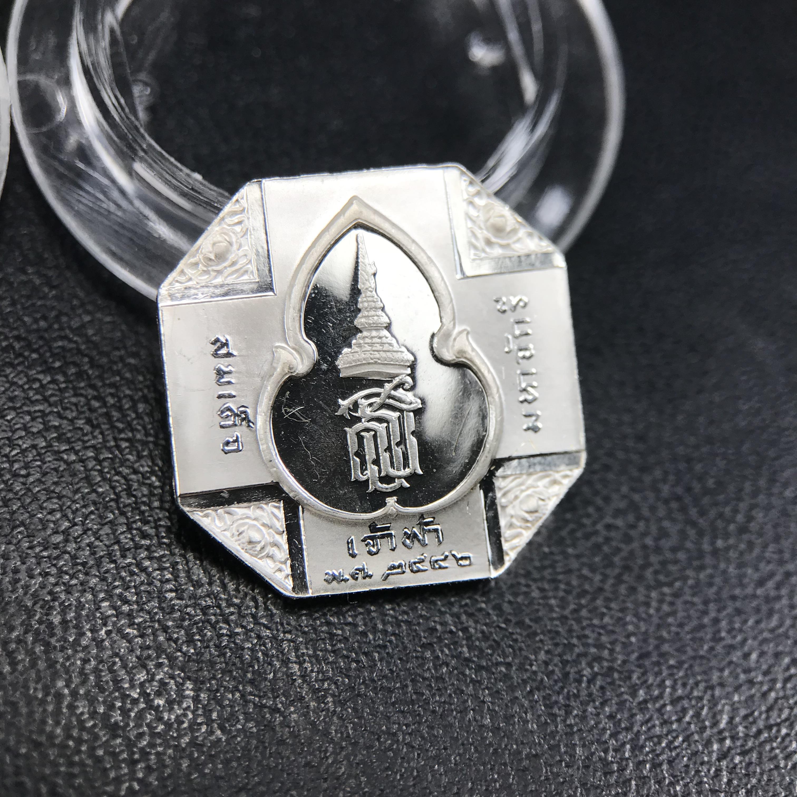 เหรียญหลวงพ่อทวด รุ่นสมเด็จเจ้าฟ้ามหาจักรี 48พรรษา โดยสภากาชาดไทย ปี2546 ชุดเหรียญเนื้อเงิน4ขนาด(ครบชุดพร้อมตลับบรรจุเดิม)พุทธาภิเษก ณ วัดช้างให้ จังหวัดปัตตานี