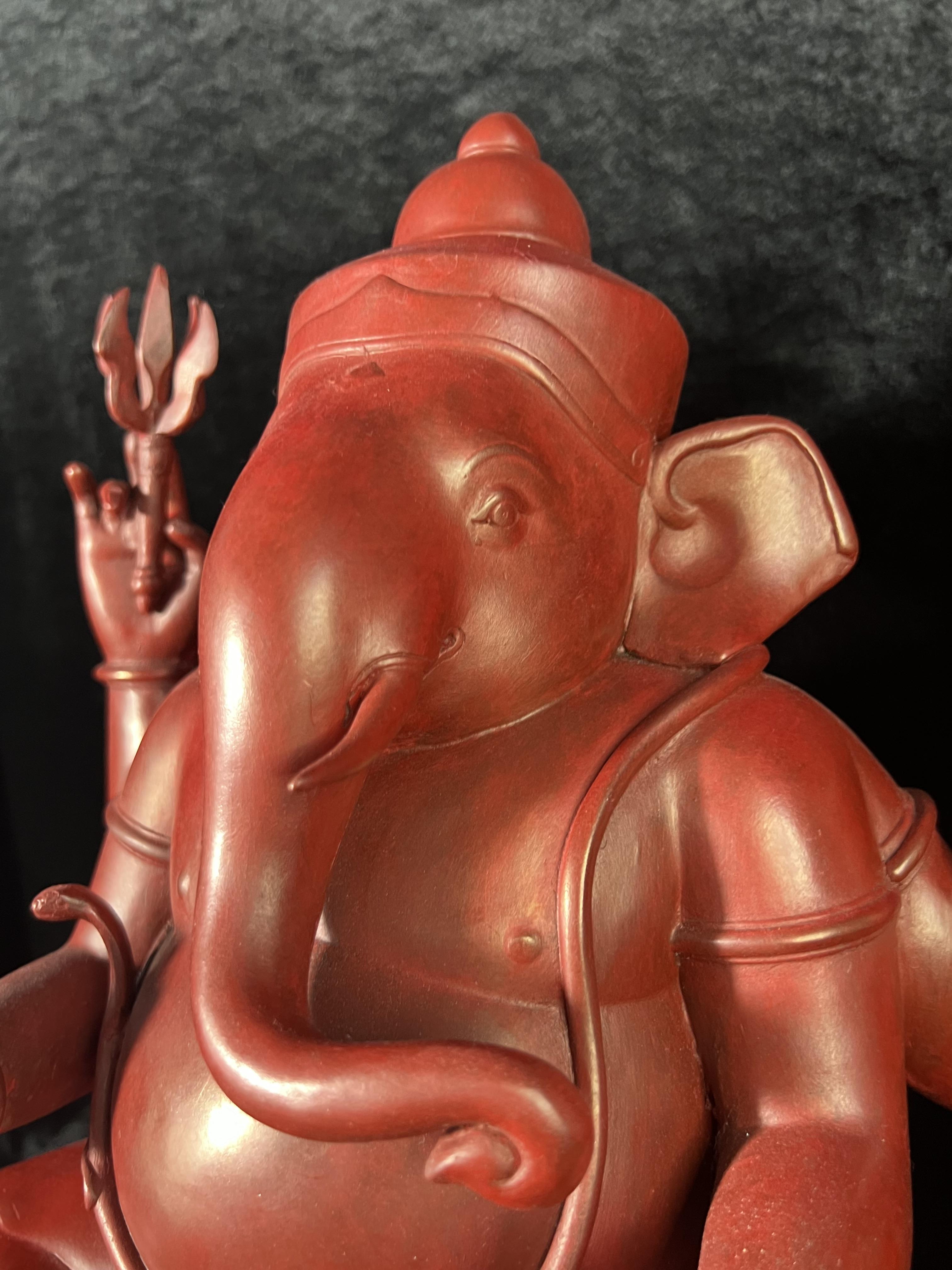 พระพิฆเนศวร 65 ปี คณะจิตรกรรมฯ มหาวิทยาลัยศิลปากร ปี 2551 ขนาดบูชาลอยองค์ หน้าตัก 9 นิ้ว(เนื้อสำริดแดงพลาติน่า)***สีแดงหายาก*** ออกแบบและปั้นโดย รองศาสตราจารย์วิชัย สิทธิรัตน์ ปัจจุบันดำรงตำแหน่งทางวิชาการเป็นศาตราจารย์ ศิลปินแห่งชาติสาขาประติมากรรม