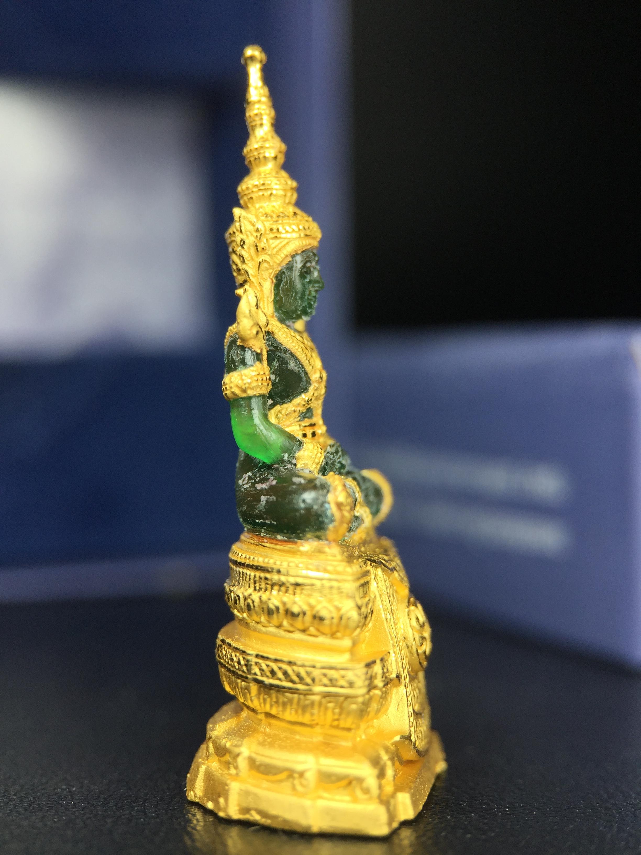 พระแก้วมรกต ภปร. จัดสร้างโดย รพ.ภูมิพลฯ ปี2547 ลอยองค์ขนาดหน้าตัก 1/2 นิ้ว เนื้อเรซิ่นหุ้มทองคำ99.99 งดงามทรงคุณค่าอีกหนึ่งรุ่นยอดนิยม หายาก