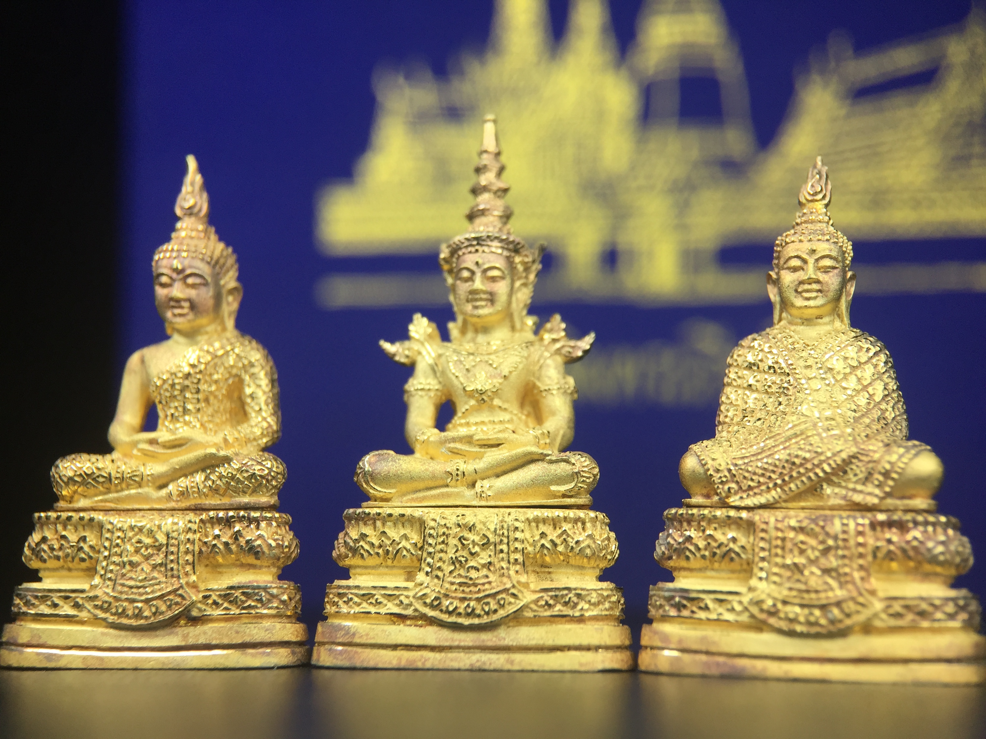 พระพุทธมหามณีรัตนปฎิมากร(พระแก้วมรกต)รุ่น เฉลิมพระเกียรติ วัดพระศรีรัตนศาสดารามราม(วัดพระแก้ว) ปี2543 เนื้อเงินชุบทองพ่นทรายขัดเงาบางส่วน พิมพ์ใหญ่ลอยองค์ ชุด 3 ฤดู ตอกโค๊ตหมายเลขเดียวกันทั้ง3องค์ ชุดหมายเลข( ช147)สภาพผิวสวยดุจทองคำกล่องบรรจุเดิมครบ