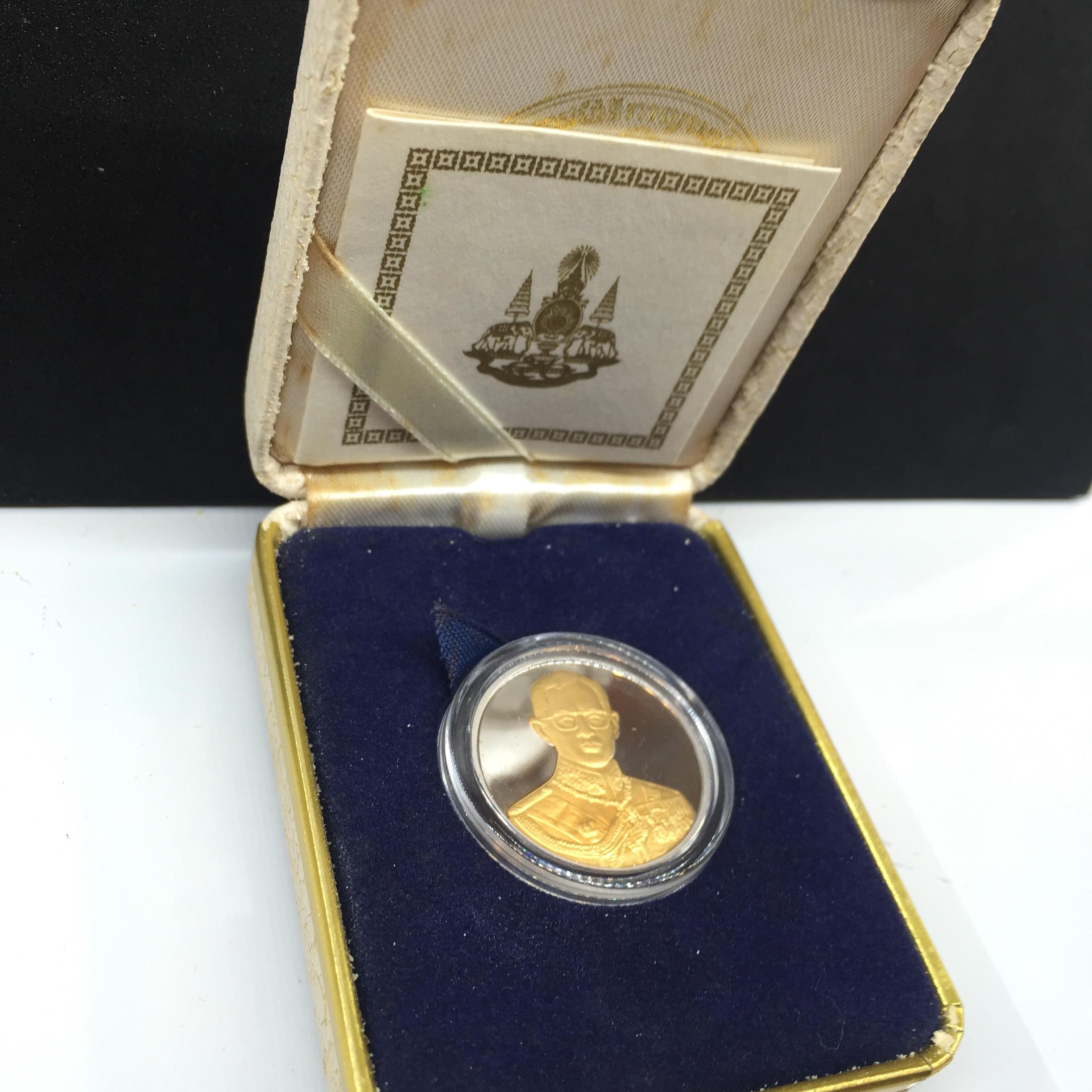เหรียญที่ระลึก "คามิโอ" เนื้อเงินขัดเงาหน้าทองคำ เนื่องในมหามงคลวโรกาสที่พระบาทสมเด็จพระเจ้าอยู่หัว ครองราชย์ครบ 50 ปี พ.ศ. 2539