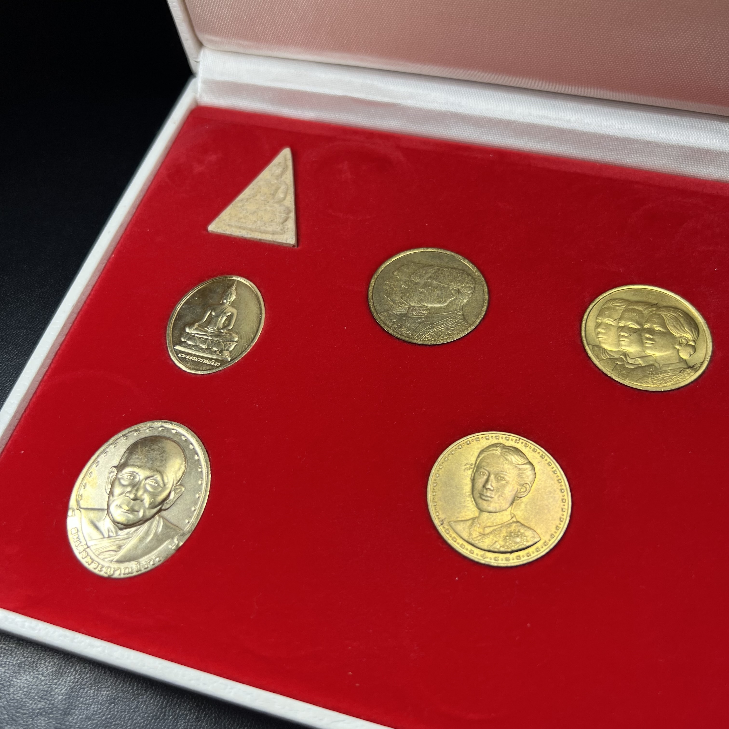 ชุดที่ระลึกครบ 72 ปี โรงพยาบาลจุฬาลงกรณ์ สภากาชาดไทย 30 พฤษภาคม พ.ศ.2529(ในหลวงรัชกาลที่9เสด็จในพิธี)พระดี พิธีใหญ่ มวลสารเส้นเกศาในหลวงรัชกาลที่ 9 ประกอบพิธีพุทธาภิเษกพร้อมกับพิธีพระกริ่งปวเรศ ปี2530 วัดบวรนิเวศและวัดพระแก้ว