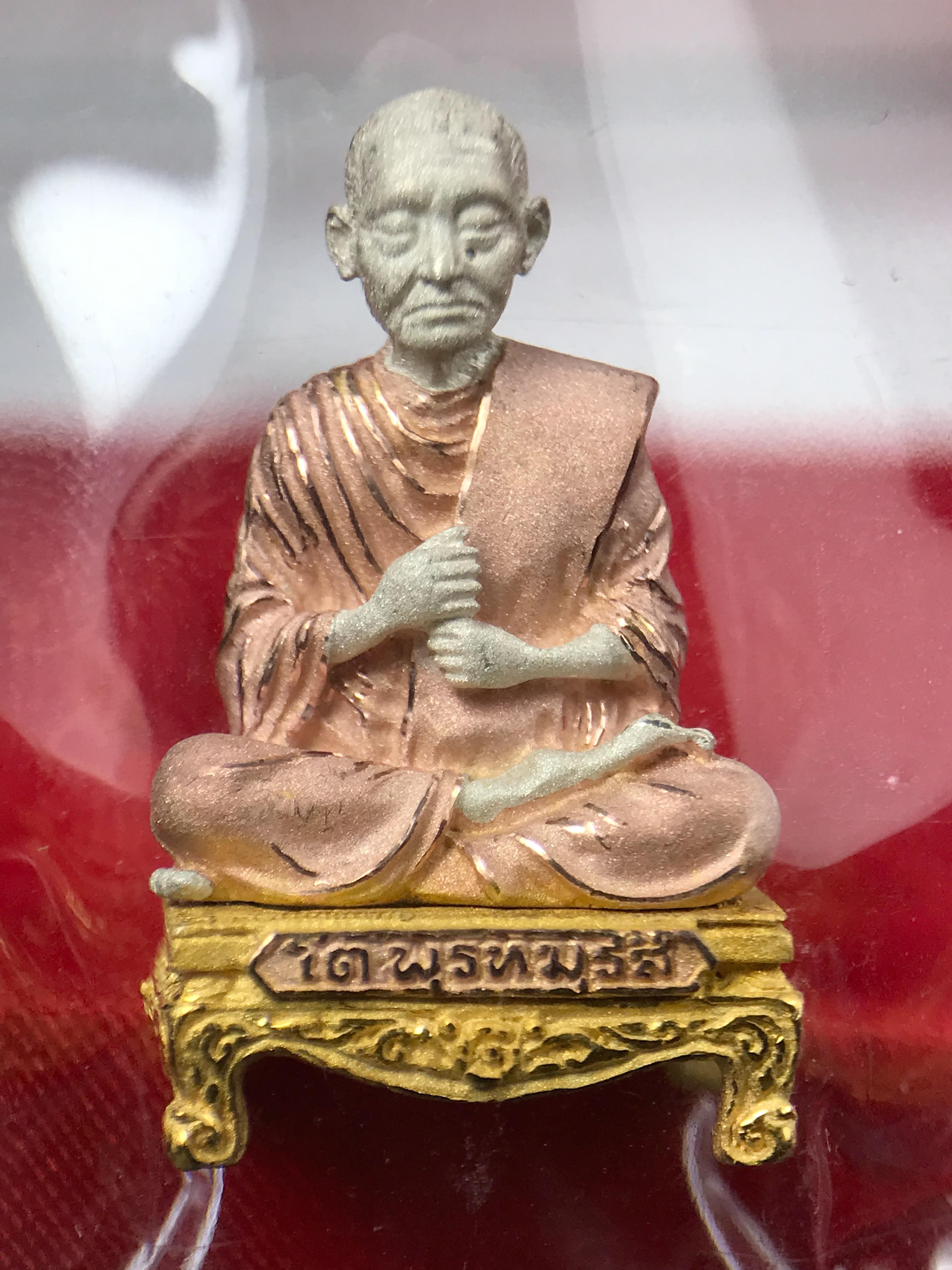 สมเด็จพุฒาจารย์ (โต พรหมรังสี) อนุสรณ์ 128 ปี สมเด็จพระญาณสังวร สมเด็จพระสังฆราช ทรงเมตตาอธิฐานจิต ปี 2543 มหาพุทธาภิเษก 3วาระ รูปเหมือนลอยองค์พิมพ์ใหญ่เนื้อเงินสามกษัตริย์ ขนาด 1.5 x 2.5 ซม. ทรงคุณค่าทั้งด้านความงานด้านพุทธศิลป์ และพุทธคุณ