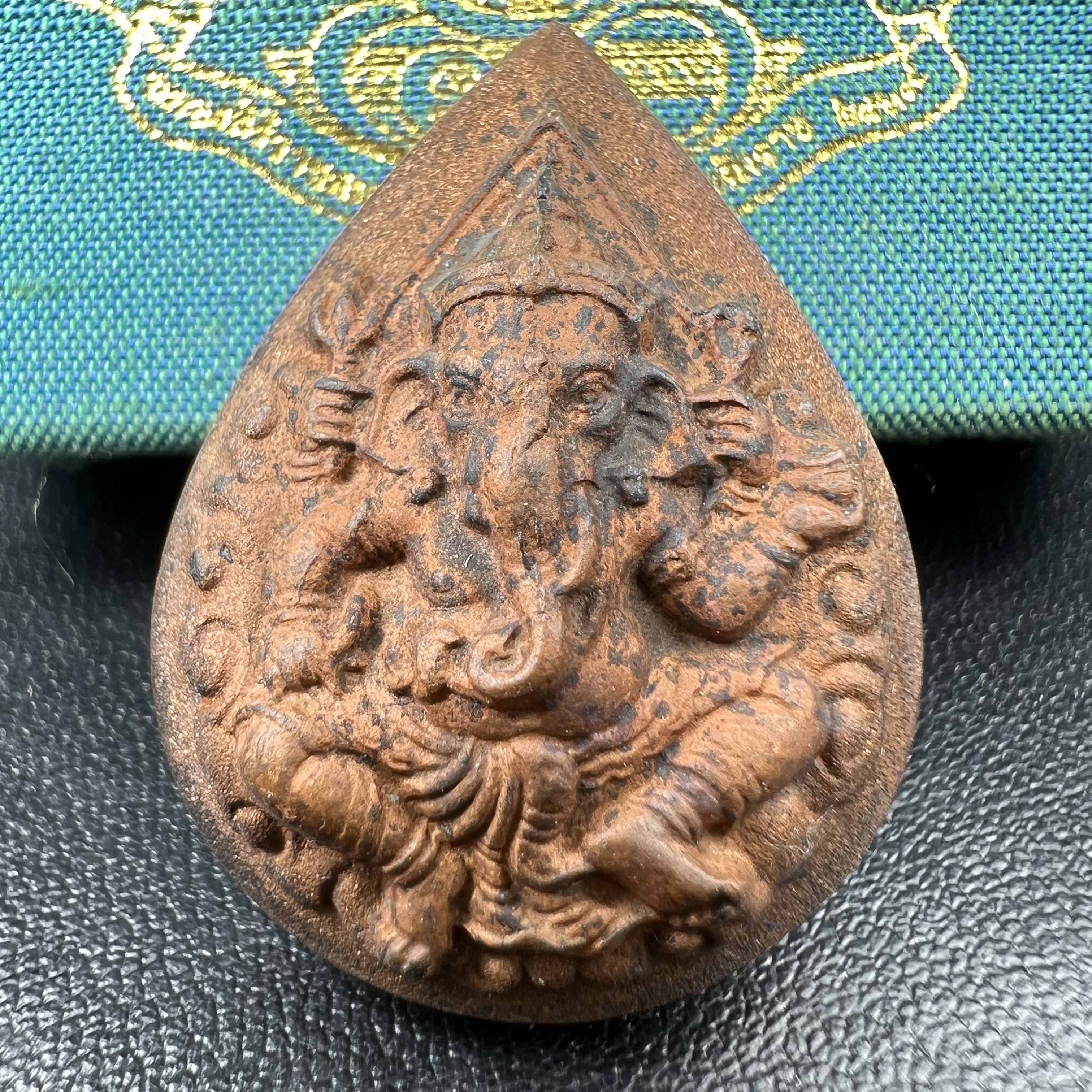 เหรียญพระพิฆเนศวร ญสส. ชุดกาญจนาภิเษกครองราชย์ 50 ปี พุทธศักราช 2538 วัดบวรนิเวศวิหาร พิมพ์ใหญ่(2.9 ซม.) เนื้อทองทิพย์ สภาพสวยเดิมพร้อมกล่องบรรจุเดิม ตอกโค๊ดหมายเลขกำกับ(คัดสภาพสวยเดิม พิธีใหญ่ พุทธศิลป์งดงาม)