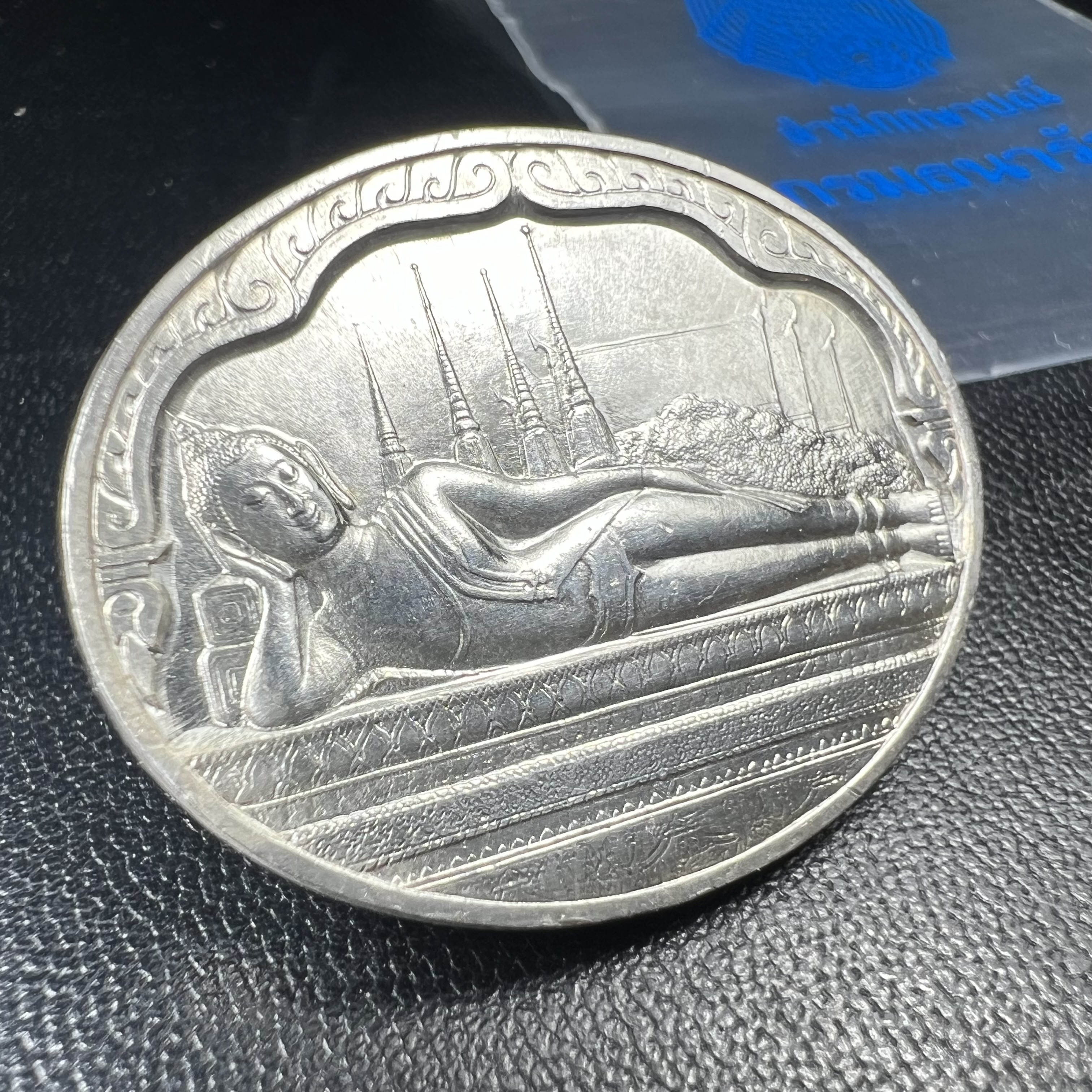 เหรียญพระนอน พระพุทธปรางค์ไสยาสน์ วัดพระเชตุพลวิมลมังคลาราม (วัดโพธิ์) หลัง ภปร. มหามงคลเฉลิมพระชนมพรรษาในหลวงรัชกาลที่9 ครบ 5 รอบ 60 พรรษา ปี 2530 (คัดสภาพสวยซีนซองเดิม)(เนื้อเงินพบเจอน้อยหายาก)เหรียญดี..พิธีใหญ่..พุทธคุณเยี่ยม