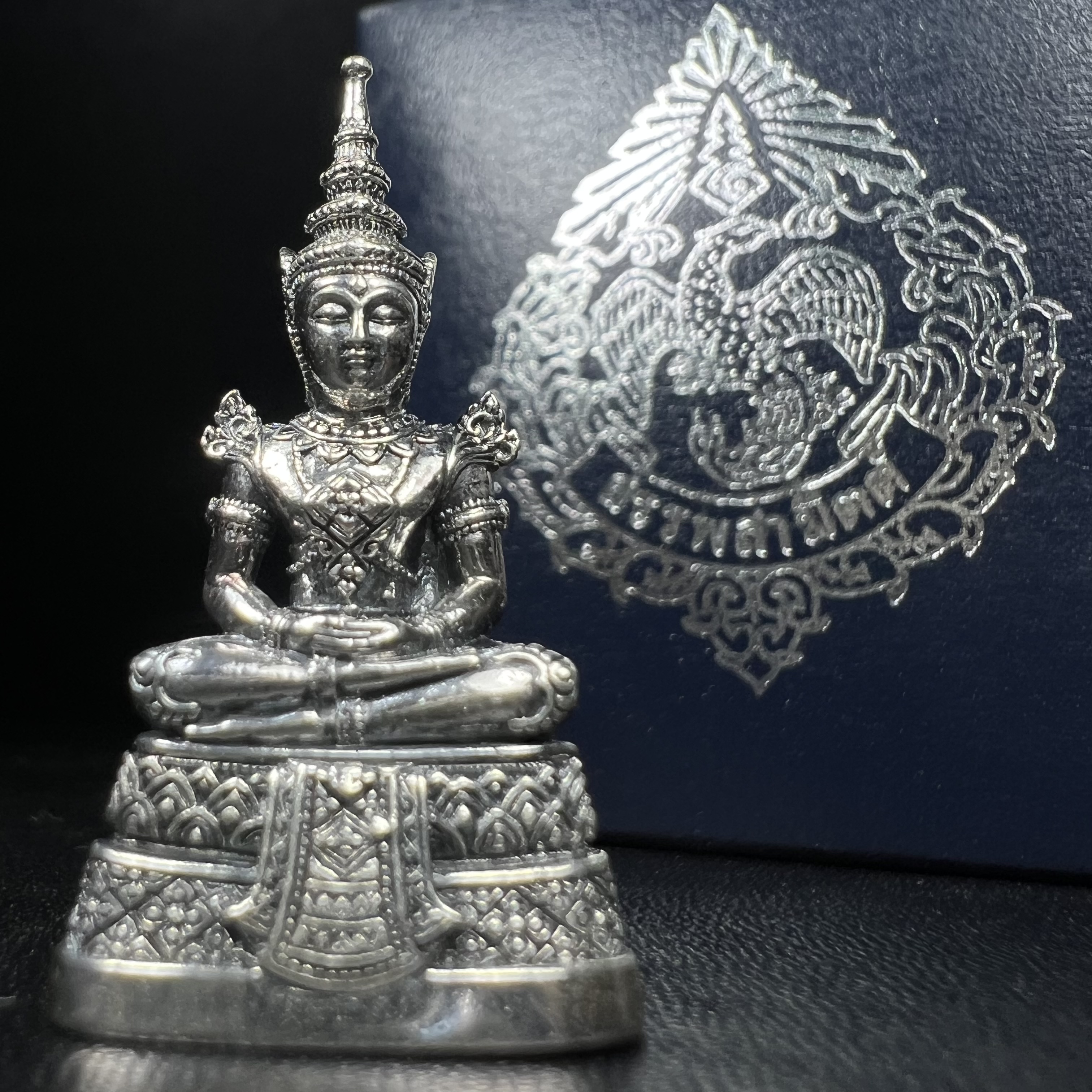 พระแก้วมรกต กรมสรรพสามิตจัดสร้างขึ้นเนื่องในโอกาสครบรอบ 64 ปีของกรมสรรพสามิต และเนื่องในวโรกาสที่พระบาทสมเด็จพระเจ้าอยู่หัวทรงครองราชย์ครบ 50 ปีในปีกาญจนาภิเษก เมื่อ พ.ศ.2539 เนื้อเงินรมดำขัดเงาพร้อมกล่องบรรจุเดิม