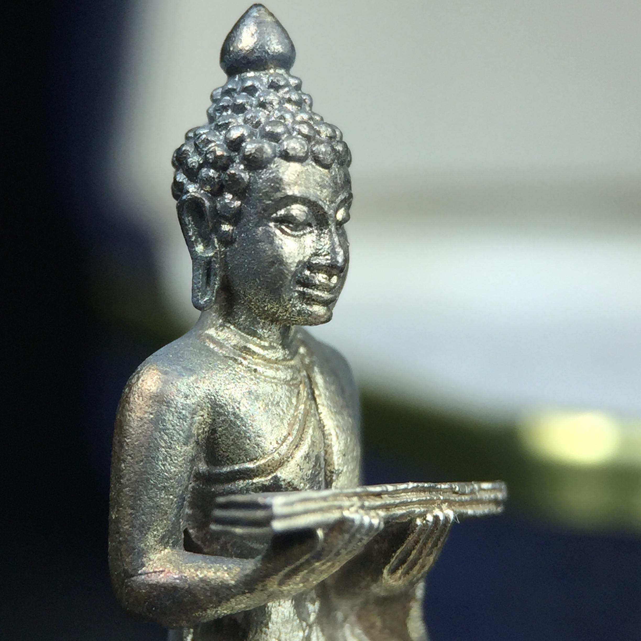 พระกริ่งปรมานุชิตชิโนรส วัดพระเชตุพนวิมลมังคลาราม(วัดโพธิ์) ปี2533 เนื้อเงิน ( ในหลวงรัชกาลที่9เสด็จเททอง)พิธีใหญ่ งดงามด้วยพุทธศิลป์เปี่ยมด้วยพุทธคุณ อีกหนึ่งรุ่นที่แนะนำสะสมบูชา