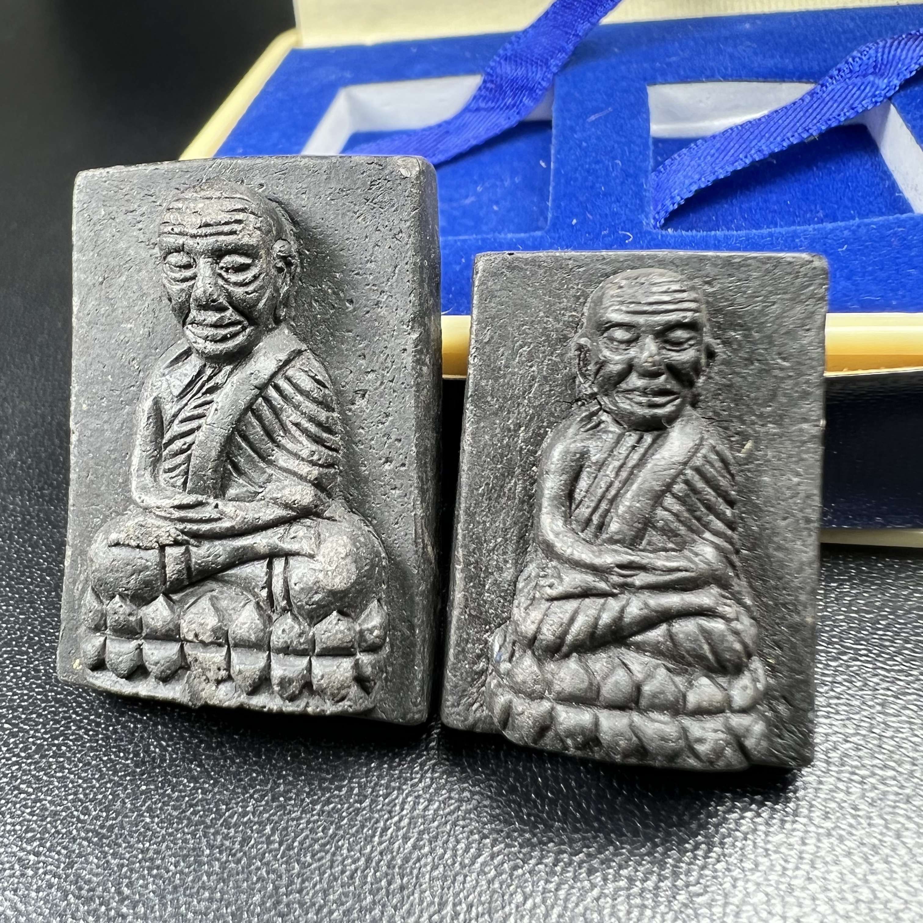 พระหลวงพ่อทวด พระนามาภิไธย สก. ปี2544(รุ่นแรก) เนื้อว่านคลุกรัก พิมพ์พิเศษหลังฝังข้าวสารดำ ชุดหลังพระนามาภิไธย สก. เนื้อเงิน(1ชุด 2องค์ พิมพ์ใหญ่สี่เหลี่ยม+พิมพ์เล็กพระรอดสี่เหลี่ยม)(1ใน5000 ชุด)พร้อมกล่องบรรจุเดิมหายาก