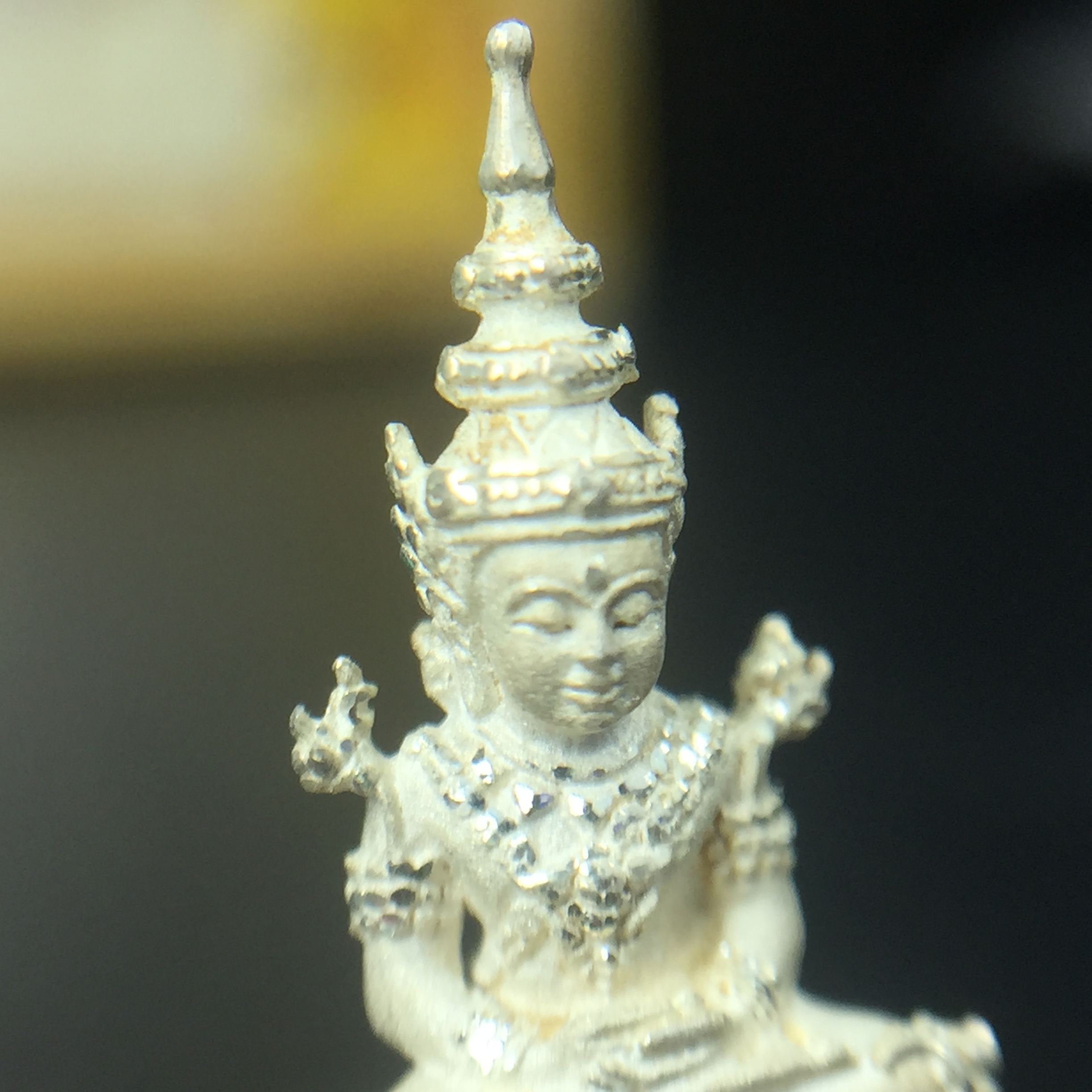 พระแก้วมรกต(จำลอง)ลอยองค์ ขนาดหน้าตัก 1/4 นิ้ว ทรงเครื่องฤดูร้อน เนื้อเงิน ตราสัญลักษณ์ฉลองสิริราชสมบัติครบ 60 ปี พ.ศ.2549