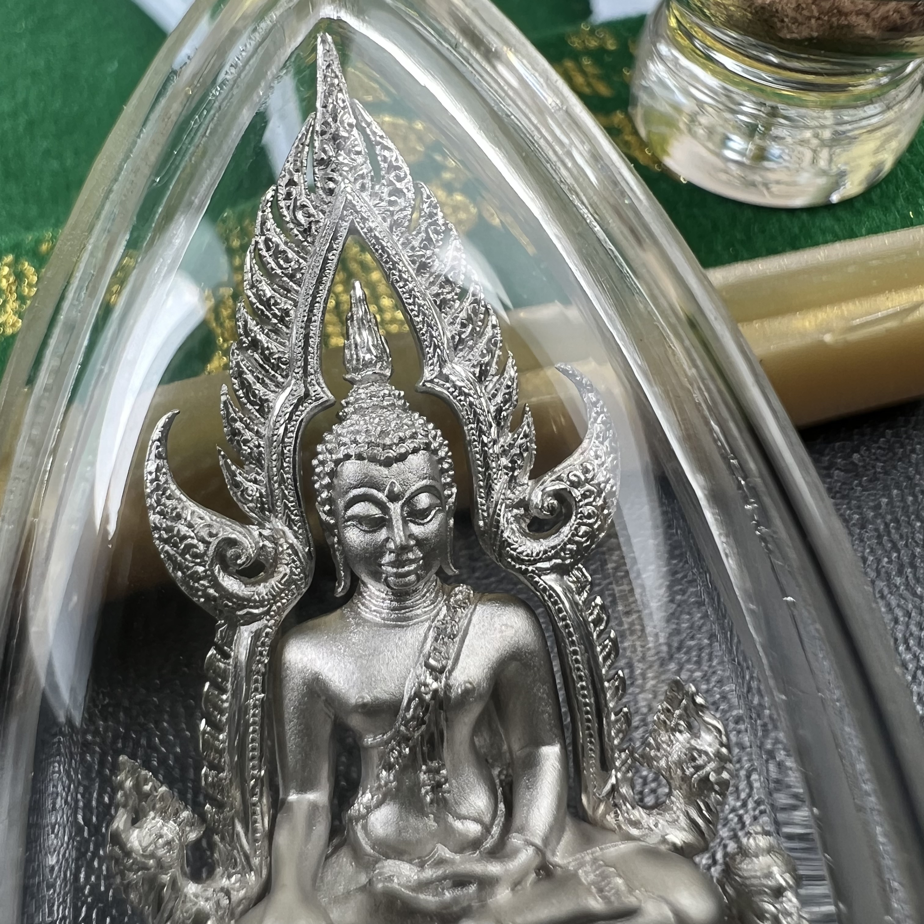 พระพุทธชินราช(จำลอง) ภปร. 84 พรรษา ปี 2554 เนื้อเงินชุบทองคำขาว พิมพ์กลางขนาดหน้าตัก 1/2 นิ้ว(พระราชทานมวลสาร จิตรลดาและเส้นพระเจ้า(เส้นผม)รัชกาลที่9)พุทธศิลป์ทรงคุณค่าอีกหนึ่งรุ่นยอดนิยม