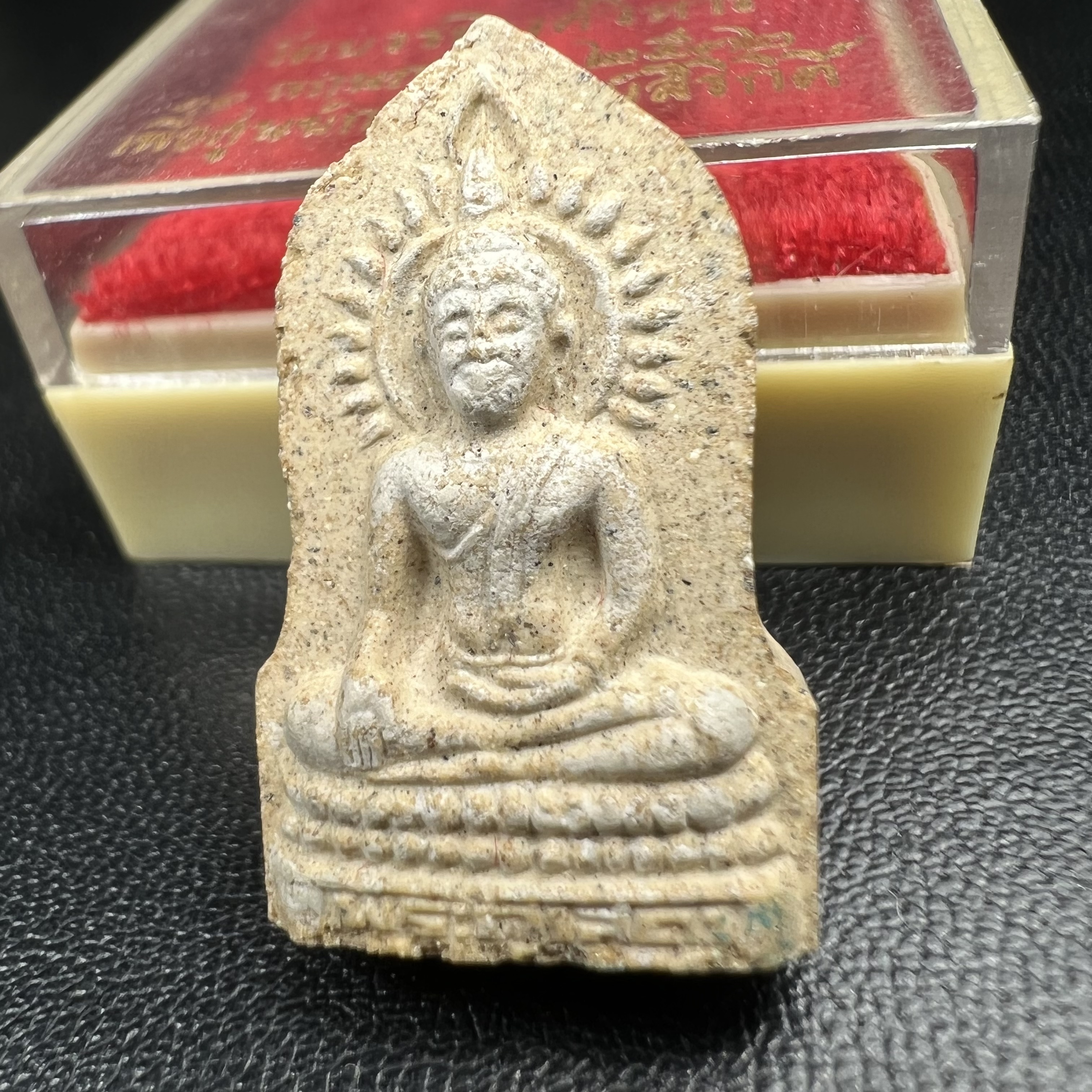 พระผงพระศาสดา หลัง ภปร. พิมพ์ใบเสมา วัดบวรนิเวศวิหาร ปี 2532 จัดสร้างในโอกาสสองทศวรรษรามาธิบดี เพื่อศูนย์การแพทย์สิริกิติ์ เนื้อผงพุทธคุณ มวลสารจิตรลดาพระราชทาน เส้นพระเกศาสมเด็จพระสังฆราช(พิธีใหญ่ มวลสารมงคล สวยงามเข้มขลัง)พร้อมกล่องบรรจุเดิม