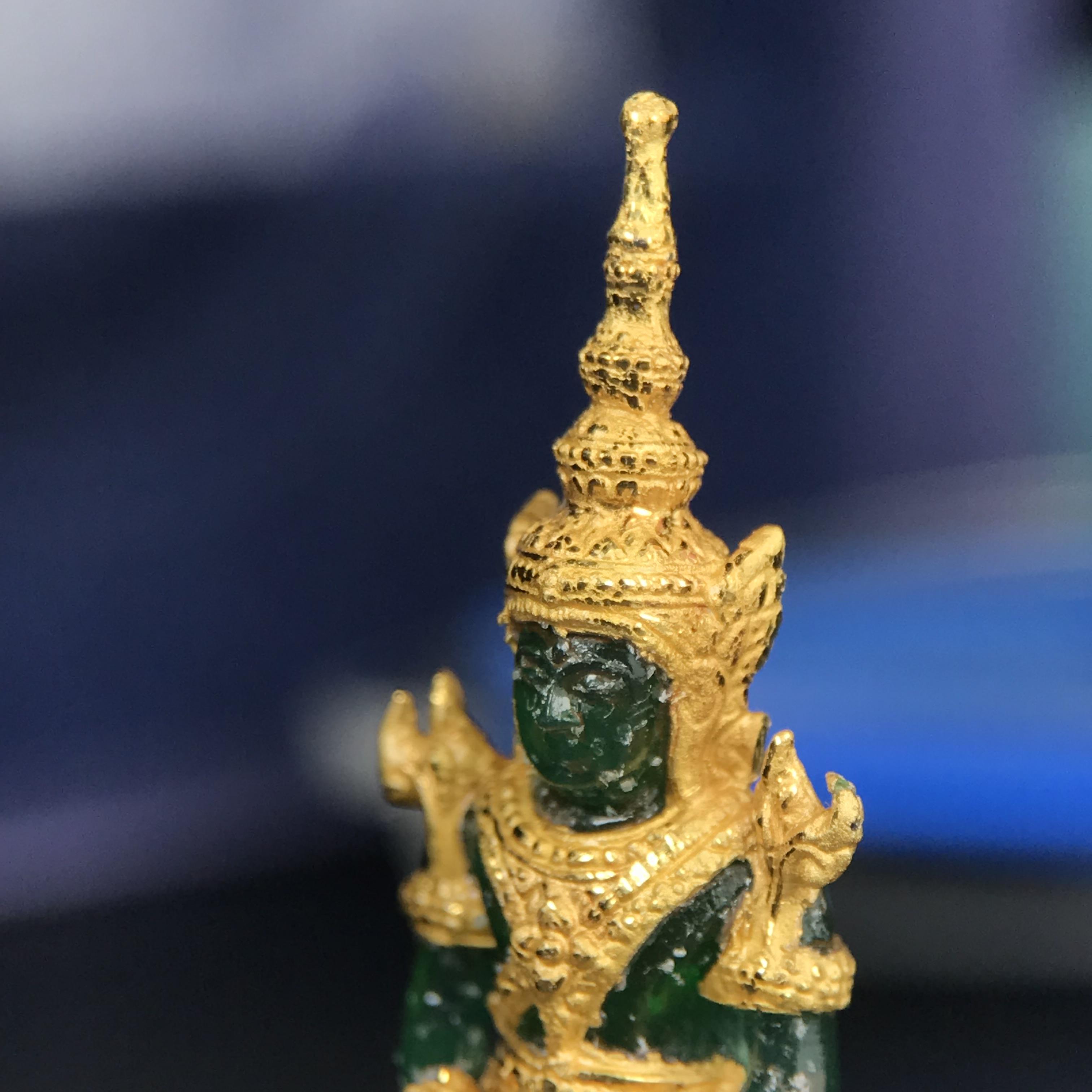 พระแก้วมรกต ภปร. จัดสร้างโดย รพ.ภูมิพลฯ ปี2547 ลอยองค์ขนาดหน้าตัก 1/2 นิ้ว เนื้อเรซิ่นหุ้มทองคำ99.99 งดงามทรงคุณค่าอีกหนึ่งรุ่นยอดนิยม หายาก