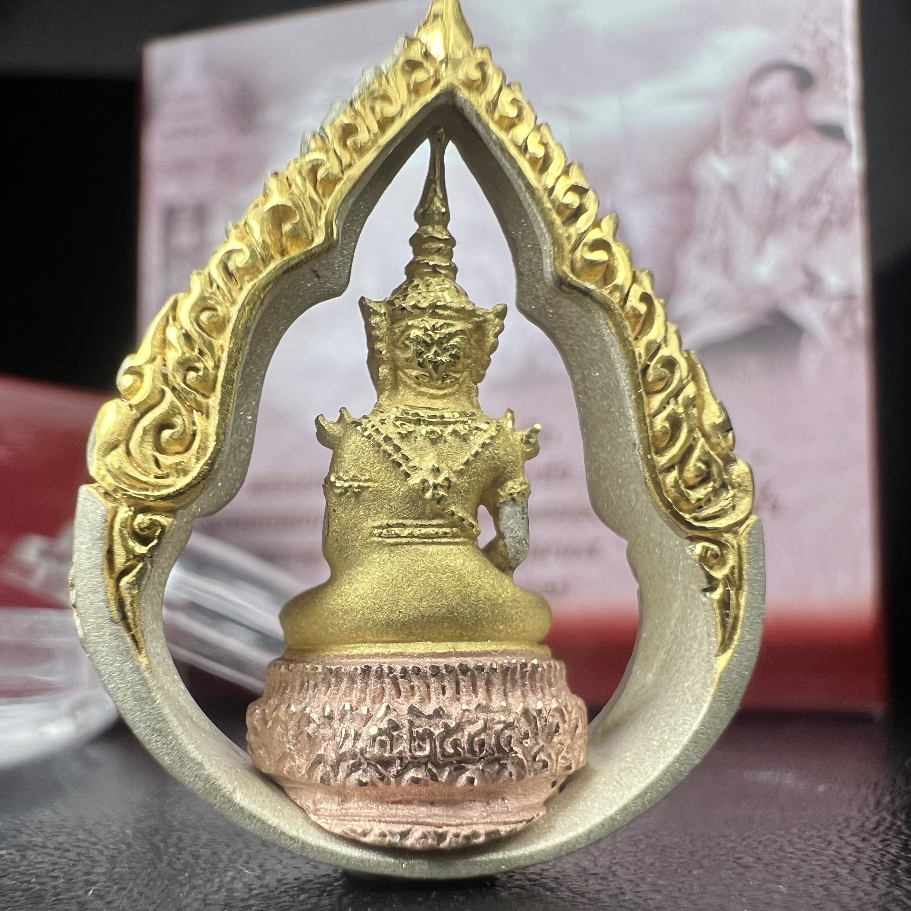 พระแก้วมรกต ภปร.(รุ่นแรก) ปี2545 รุ่นฉลองกรุงรัตนโกสินทร์ครบ 220 ปี พิมพ์ลอยองค์ทรงหยดน้ำ เนื้อเงินบริสุทธิ์ 92.5% (สามกษัตริย์) ขนาด 18*27 มม. พร้อมกล่องบรรจุเดิม สวยครบสมบูรณ์