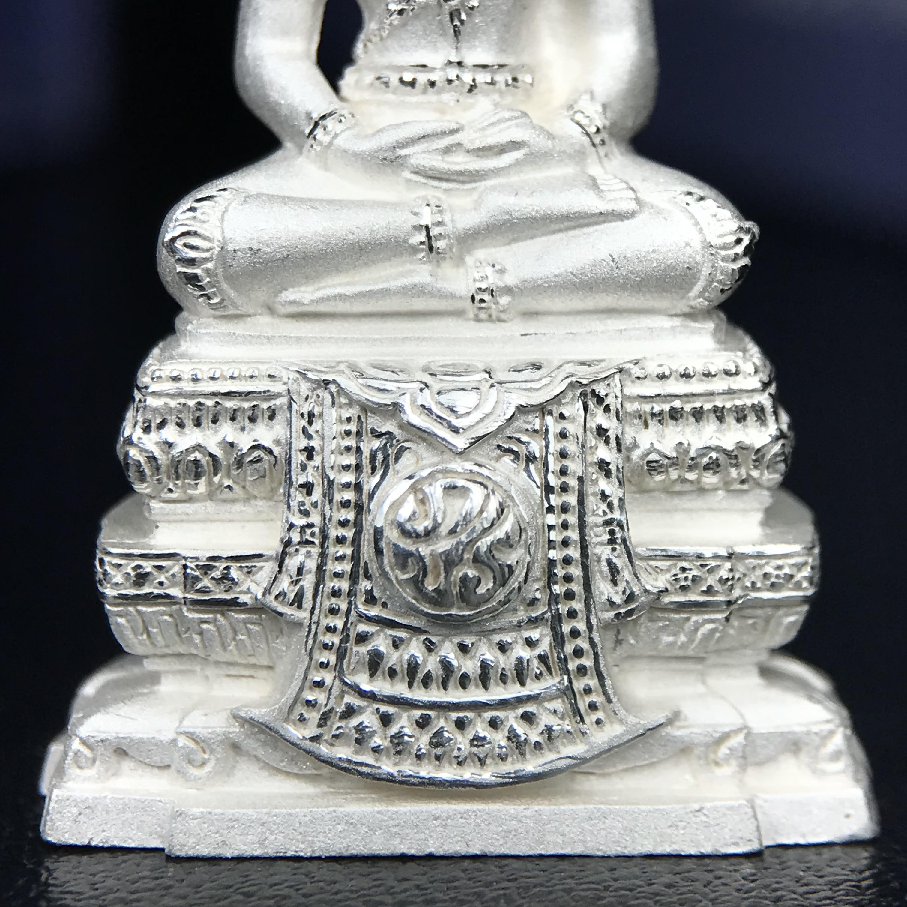 พระแก้วมรกต ภปร. ปี 2547 จัดสร้างโดยโรงพยาบาลภูมิพลอดุลยเดช เนื้อเงิน ลอยองค์ หน้าตัก 1/2 นิ้ว พิธีมหามังคาภิเษก ณ พระอุโบสถวัดพระศรีรัตนศาสดาราม(วัดพระแก้ว) งดงามทรงคุณค่าอีกหนึ่งรุ่นยอดนิยม หายาก(หมายเลขต้นๆหลักร้อย ๗๙๓)(1ใน3000องค์)