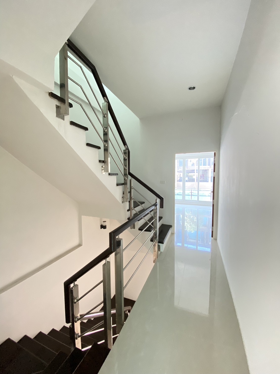 For Sales : Sea front, 2-Story commercial buildings, 3 Bedroom 6 Bathroom