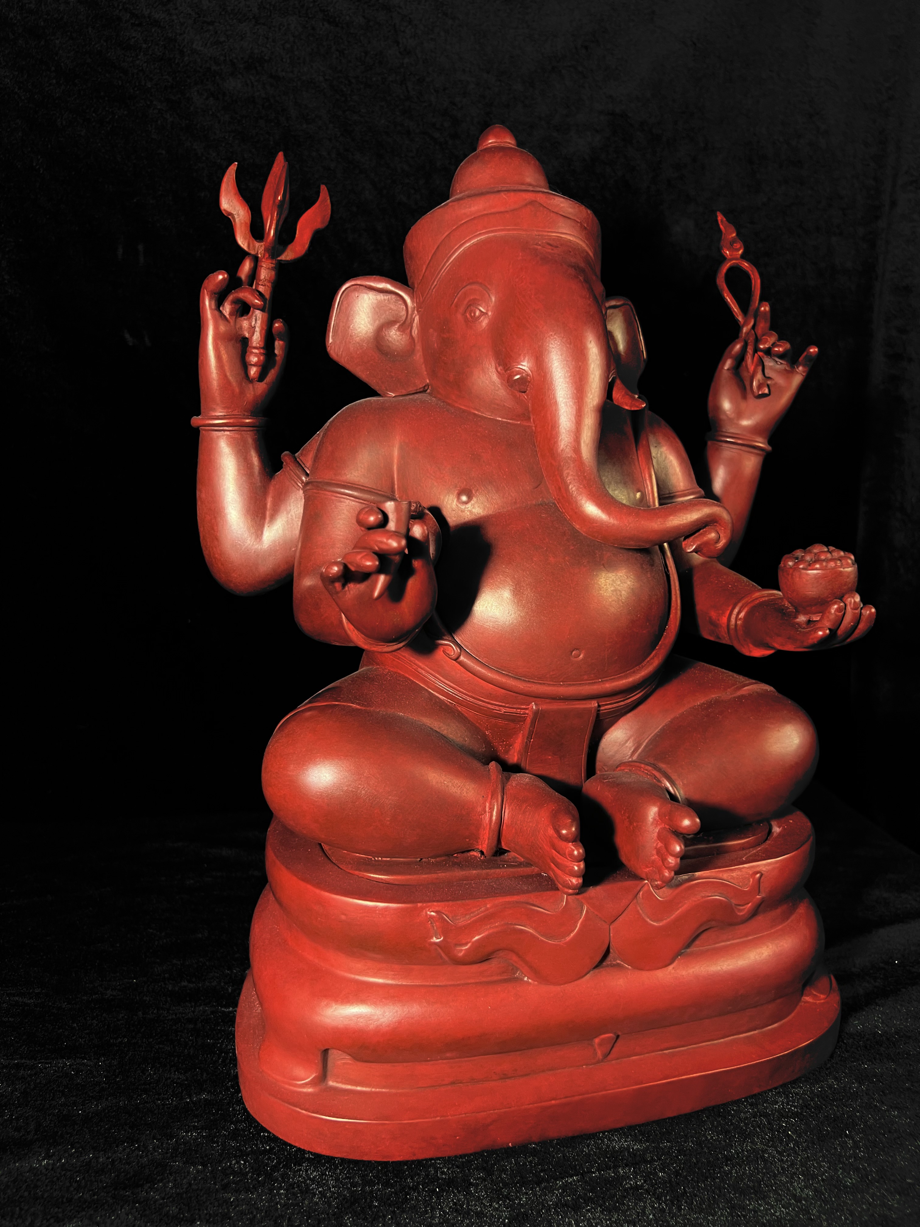 พระพิฆเนศวร 65 ปี คณะจิตรกรรมฯ มหาวิทยาลัยศิลปากร ปี 2551 ขนาดบูชาลอยองค์ หน้าตัก 9 นิ้ว(เนื้อสำริดแดงพลาติน่า)***สีแดงหายาก*** ออกแบบและปั้นโดย รองศาสตราจารย์วิชัย สิทธิรัตน์ ปัจจุบันดำรงตำแหน่งทางวิชาการเป็นศาตราจารย์ ศิลปินแห่งชาติสาขาประติมากรรม