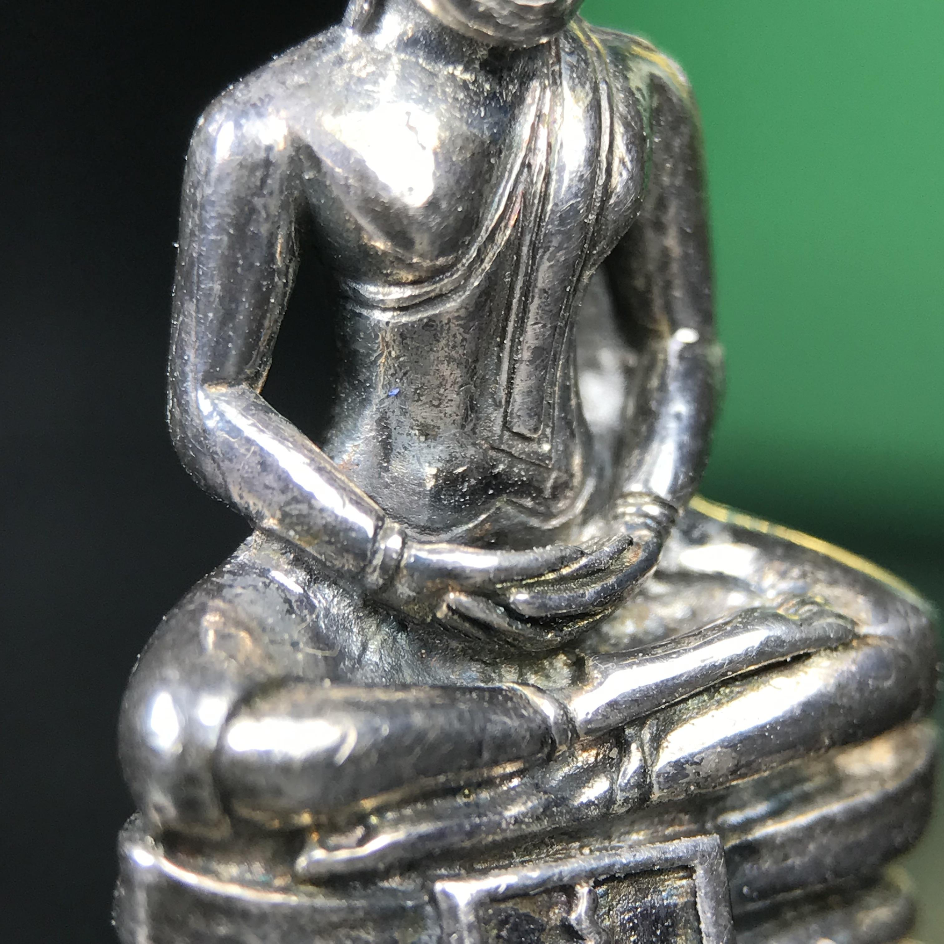 พระพุทธโสธร รุ่น กศก. 120 ปี เนื่องในโอกาสครบ 120 ปี กรมศุลกากร กระทรวงการคลัง จัดสร้าง ปี 2537 เนื้อเงินบริสุทธิ์ 99.9% ผิวขัดเงาลงดำ(เข้มขลัง)(งานบริษัท แพรนด้า จิวเวลรี่)สวยงดงาม ทรงคุณค่า