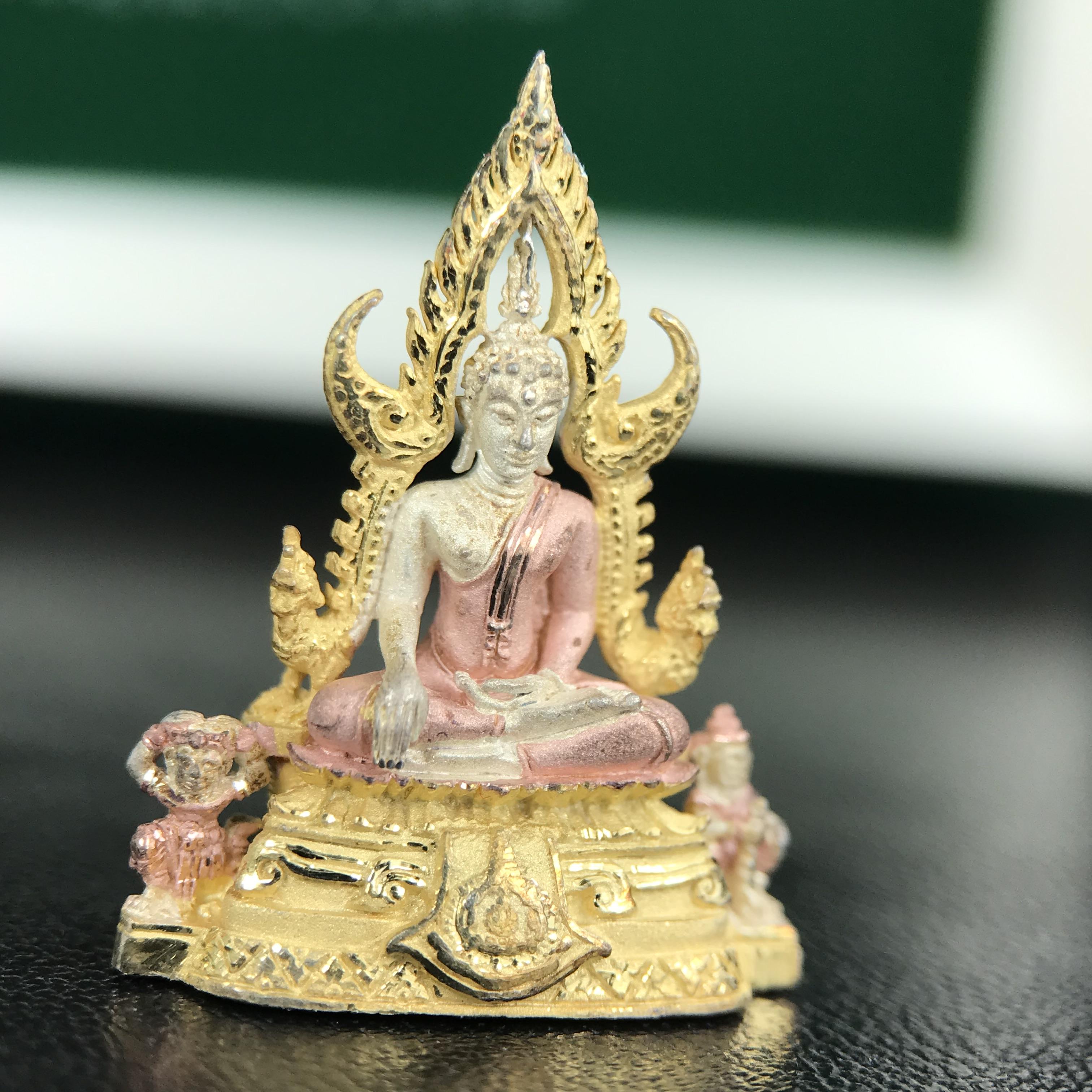 พระพุทธชินราช ภปร. ในวโรกาสพระราชพิธีมหามงคล เฉลิมพระชนมายุ6รอบ 5ธันวาคม2542 มูลนิธิพิทักษ์ดวงตาประชาชน จัดสร้าง เนื้อเงินบริสุทธิ์ 99.9% แบบสามกษัตริย์ขัดเงาบางส่วน พิมพ์กลาง ขนาดสูง 2.4 ซม. พร้อมกล่องบรรจุเดิม