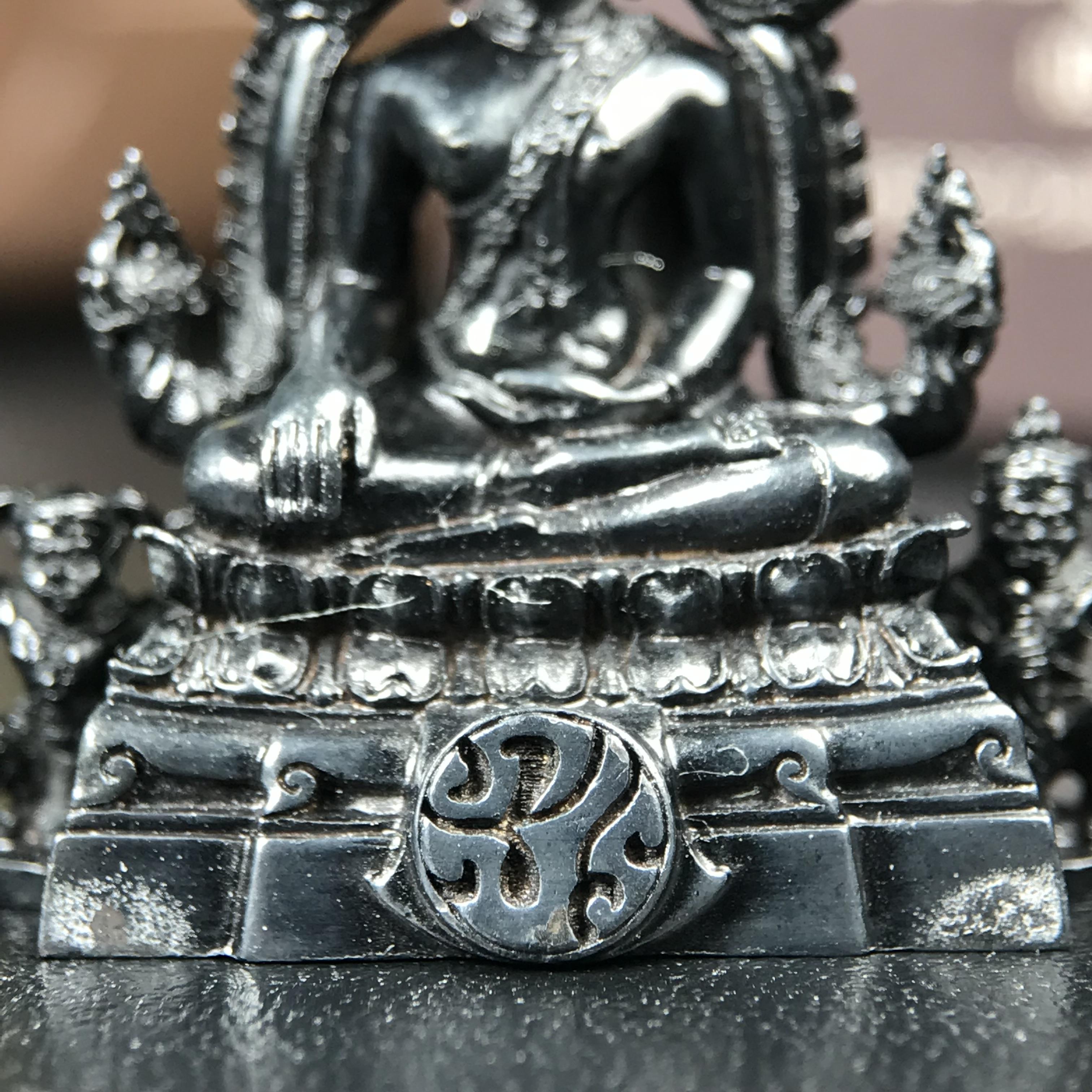 พระพุทธชินราช ภปร. โครงการ "เพราะแผ่นดินนี้ คือ แผ่นดินเกิด" ปี2548(รุ่นแรก) ลอยองค์ หน้าตัก 1/2 นิ้ว(ขนาด 3.5 x 2.5 ซม.) เนื้อเงินรมดำ(พุทธศิลป์จำลองเมื่อครั้งลอกทอง ครั้งที่3 เมื่อปี2547 ร้อยปีจะมีสักครั้ง "พระพุทธชินราชองค์ดำ")