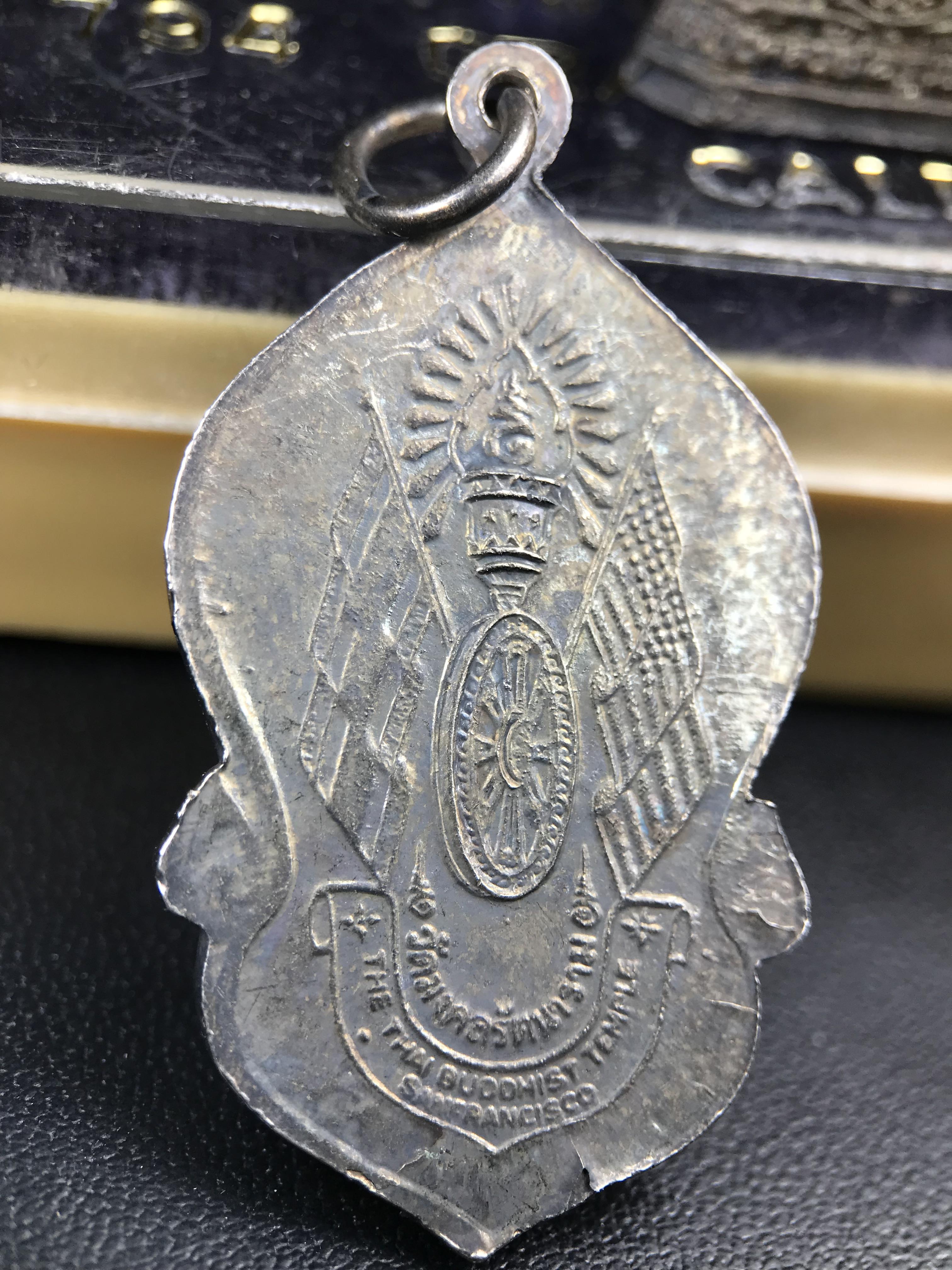 ชุดวัตถุมงคลพระพุทธมงคลรัตนภูมิพัฒนมหามุนี ภปร. วัดมงคลรัตนาราม วัดไทยในซานฟรานซิสโก สหรัฐอเมริกา ( Sanfrancisco USA.) ปี 2523(ชุดพิเศษกรรมการ 1 ชุด 5 รายการ)หายาก(พิธีใหญ่)หลวงปู่โต๊ะ วัดประดู่ฉิมพลี พร้อมเกจิอาจารย์ในยุคอีก ๑๐๘ รูปนั่งปรกอธิษฐานจิต