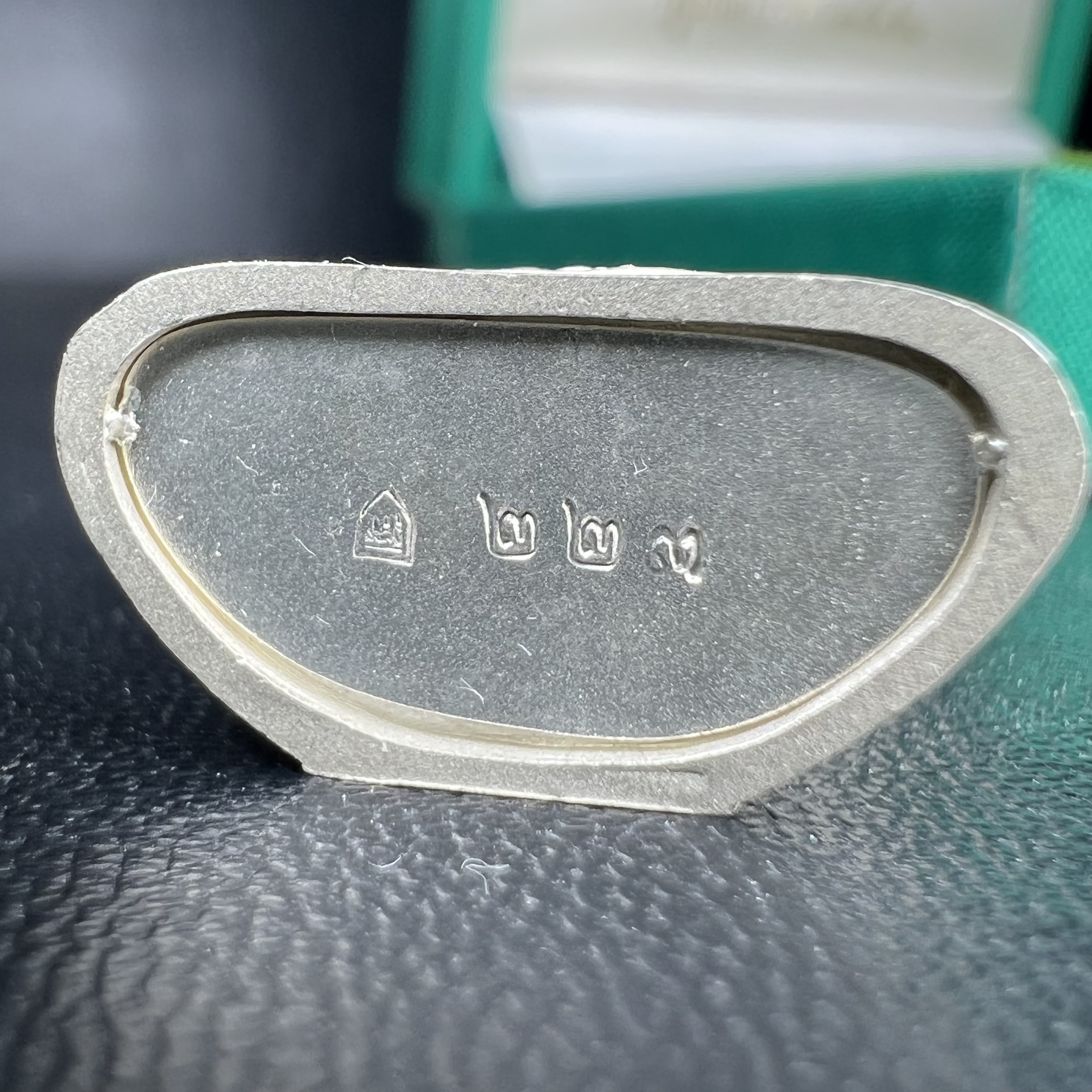 พระพุทธมหามณีรัตนปฎิมากร(พระแก้วมรกต)รุ่น เฉลิมพระเกียรติ วัดพระศรีรัตนศาสดาราม(วัดพระแก้ว) ปี2543 เนื้อเงินพิมพ์ใหญ่ลอยองค์ ฤดูร้อน กล่องบรรจุเดิมครบ หายากพบเจอน้อย