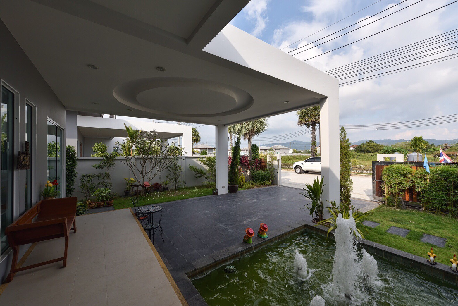 For Sales/Rent : 4 bed room private poool villa tropical modern style locate in Bandon-Cherntalay road.