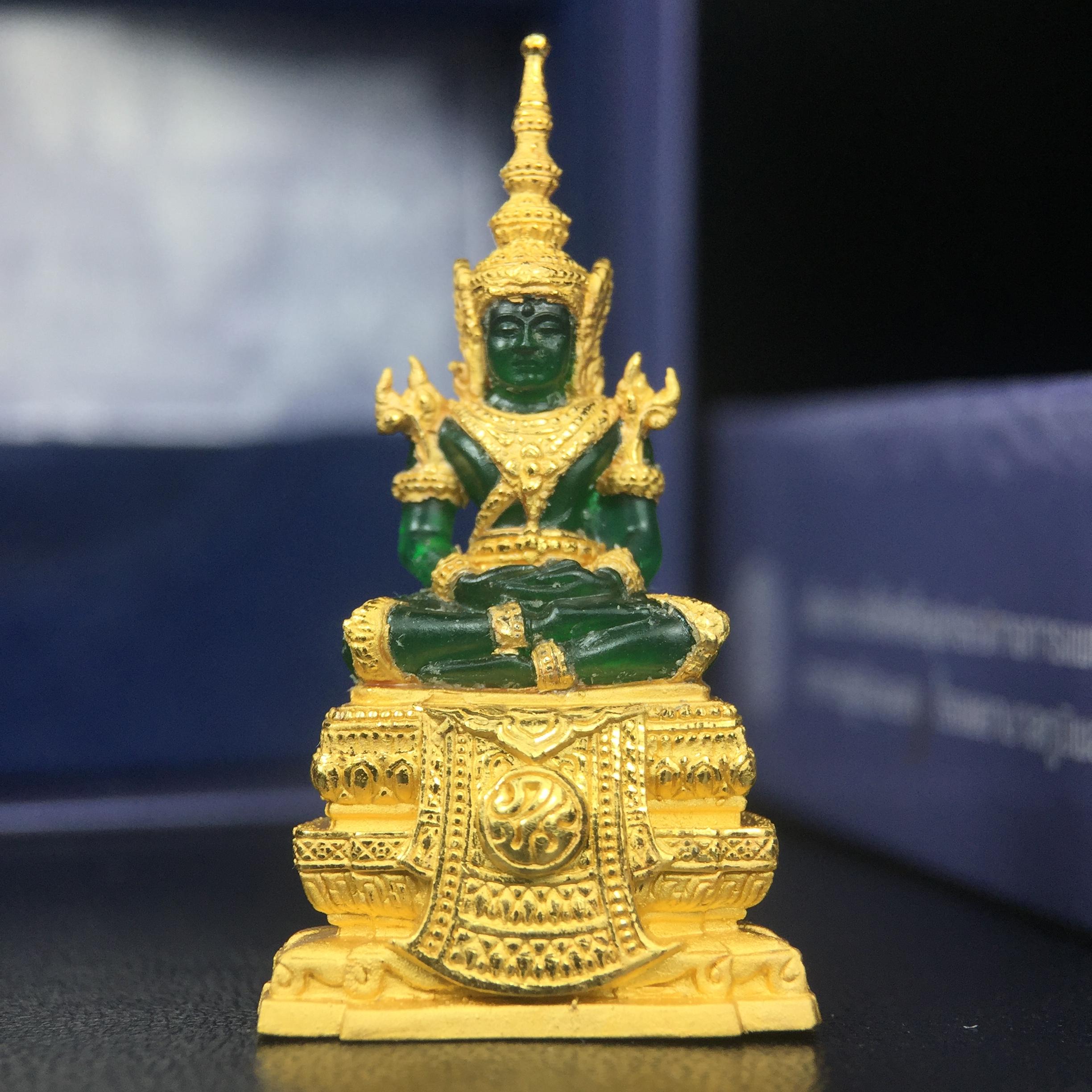 พระแก้วมรกต ภปร. จัดสร้างโดย รพ.ภูมิพลฯ ปี2547 ลอยองค์ขนาดหน้าตัก 1/2 นิ้ว เนื้อเรซิ่นหุ้มทองคำ99.99 งดงามทรงคุณค่าอีกหนึ่งรุ่นยอดนิยม หายาก