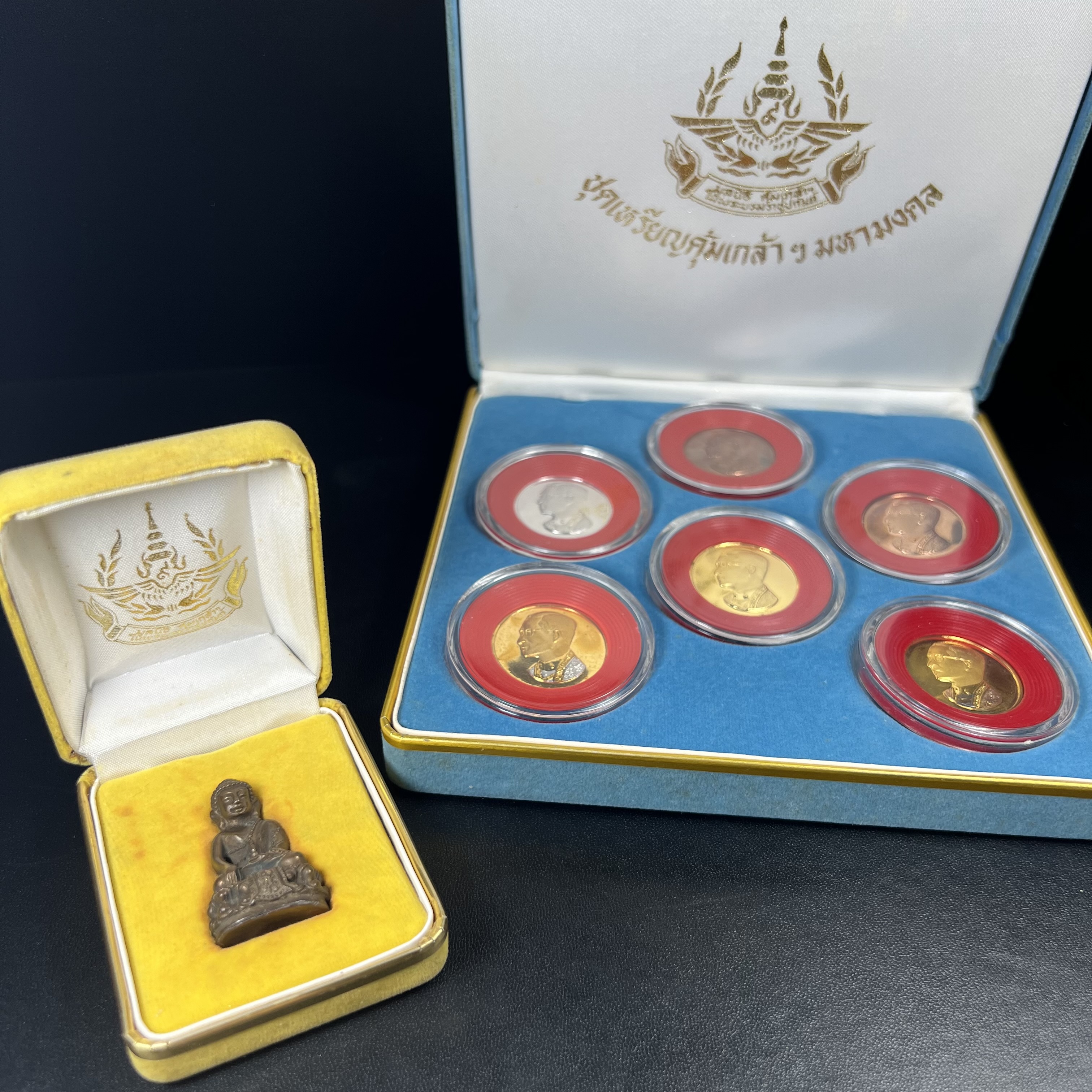 วัตถุมงคลคุ้มเกล้าฯ มหามงคลเฉลิมพระชนมพรรษา 6 รอบ รัชกาลที่ 9 ชุดพิเศษกรรมการ(หายาก) (ในหลวงรัชกาลที่9 ทรงจุดไฟพระฤกษ์และเททอง พิธีใหญ่)ยอดนิยมหายาก