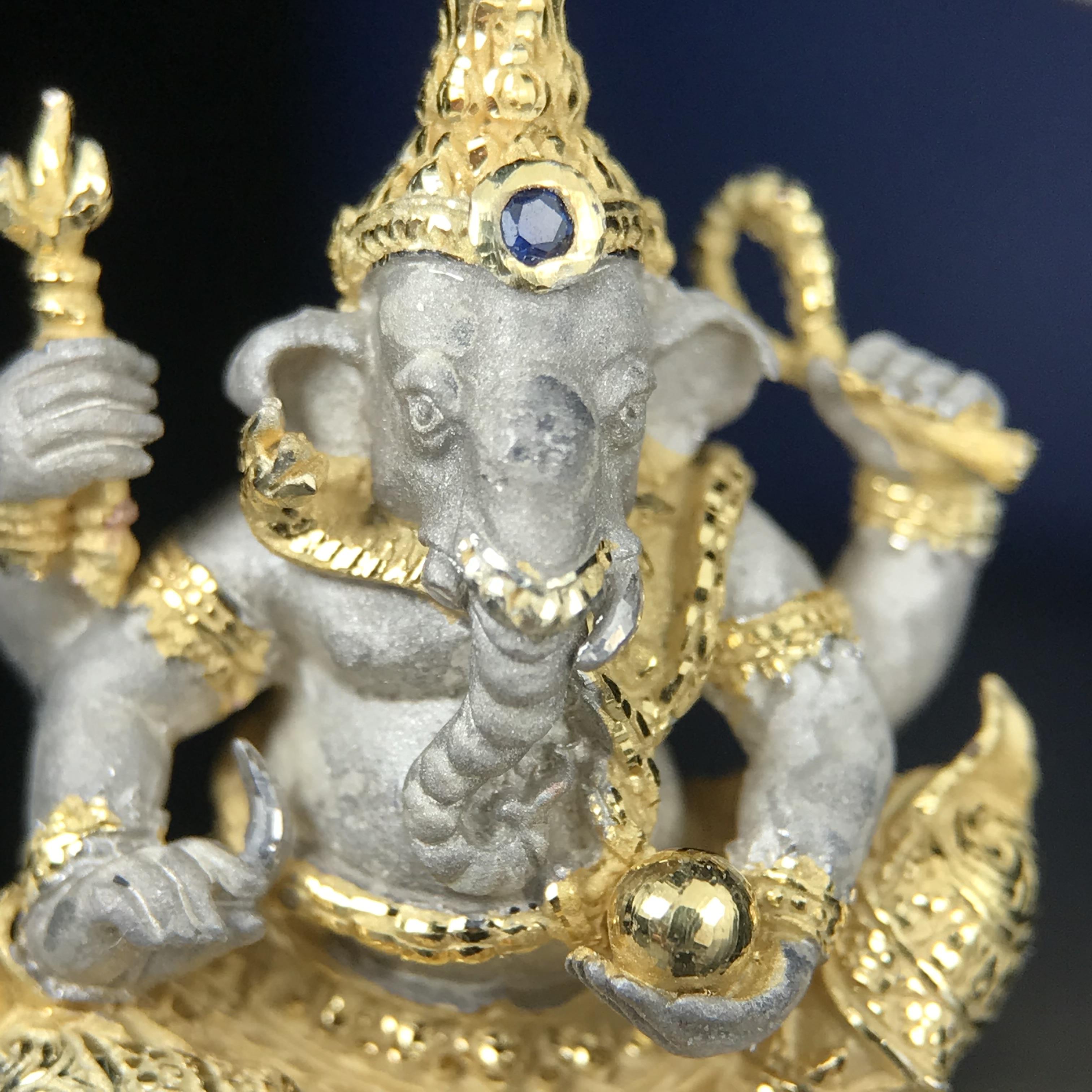 พระพิฆเนศ เทวสถานโบสถ์พราหมณ์ ปี 2539 รูปหล่อลอยองค์พระพิฆเณศวร เนื้อเงินสามกษัตริย์ ฝังพลอยน้ำเงิน(พ่นทรายขัดเงาบางส่วน) พิมพ์ใหญ่ขนาดประมาณ 1.8 * 2.5 ซม. ผลิตโดย บ.แพรนด้า จิวเวลรี่( พิธีใหญ่ พุทธศิลป์งดงาม)อีกหนึ่งรุ่นยอดนิยม (1 ใน 4999 องค์)หายาก