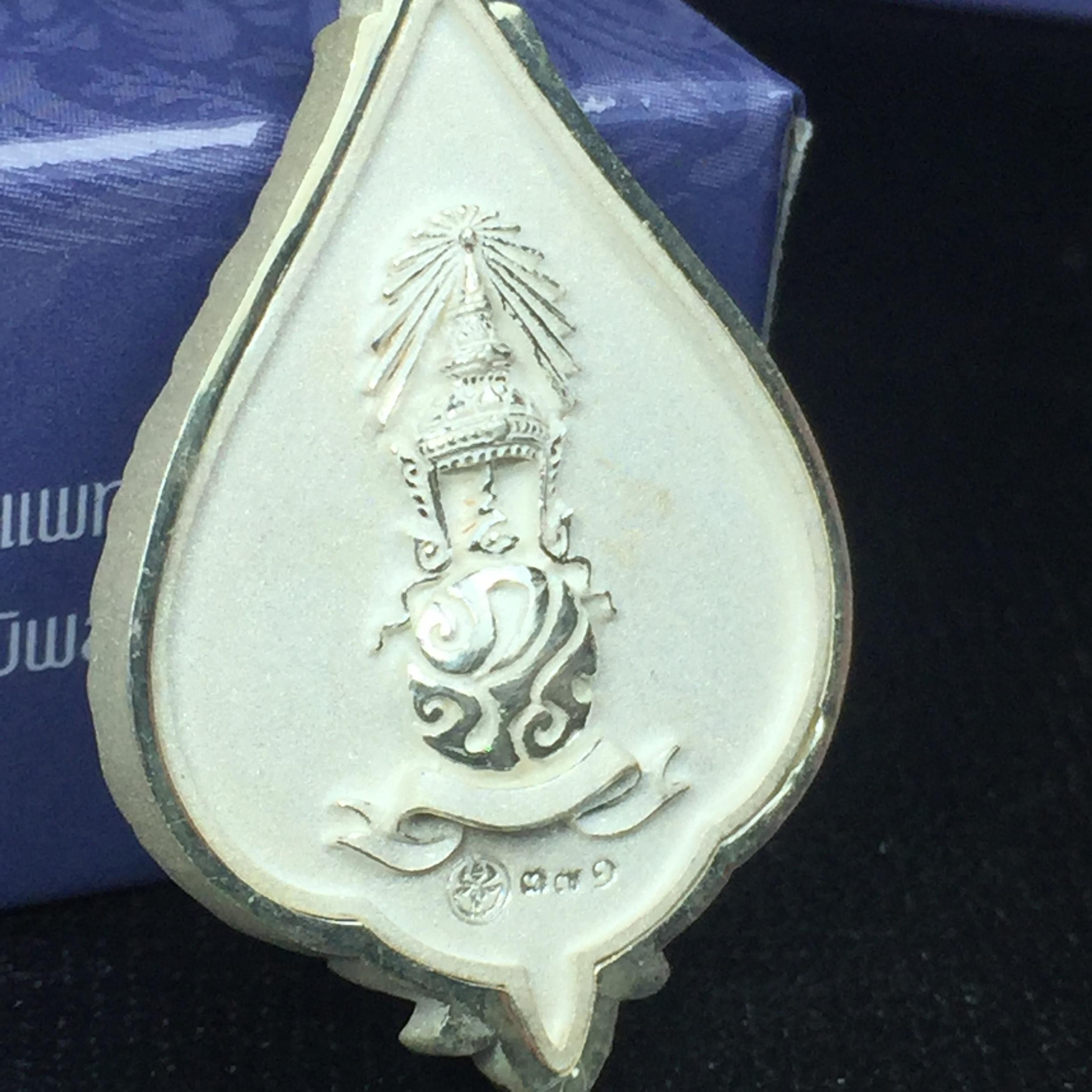 พระแก้วมรกต ภปร. ปี2547 จัดสร้างโดย รพ.ภูมิพลฯ เนื้อเงิน เหรียญทรงดอกบัว(1ใน3000องค์)