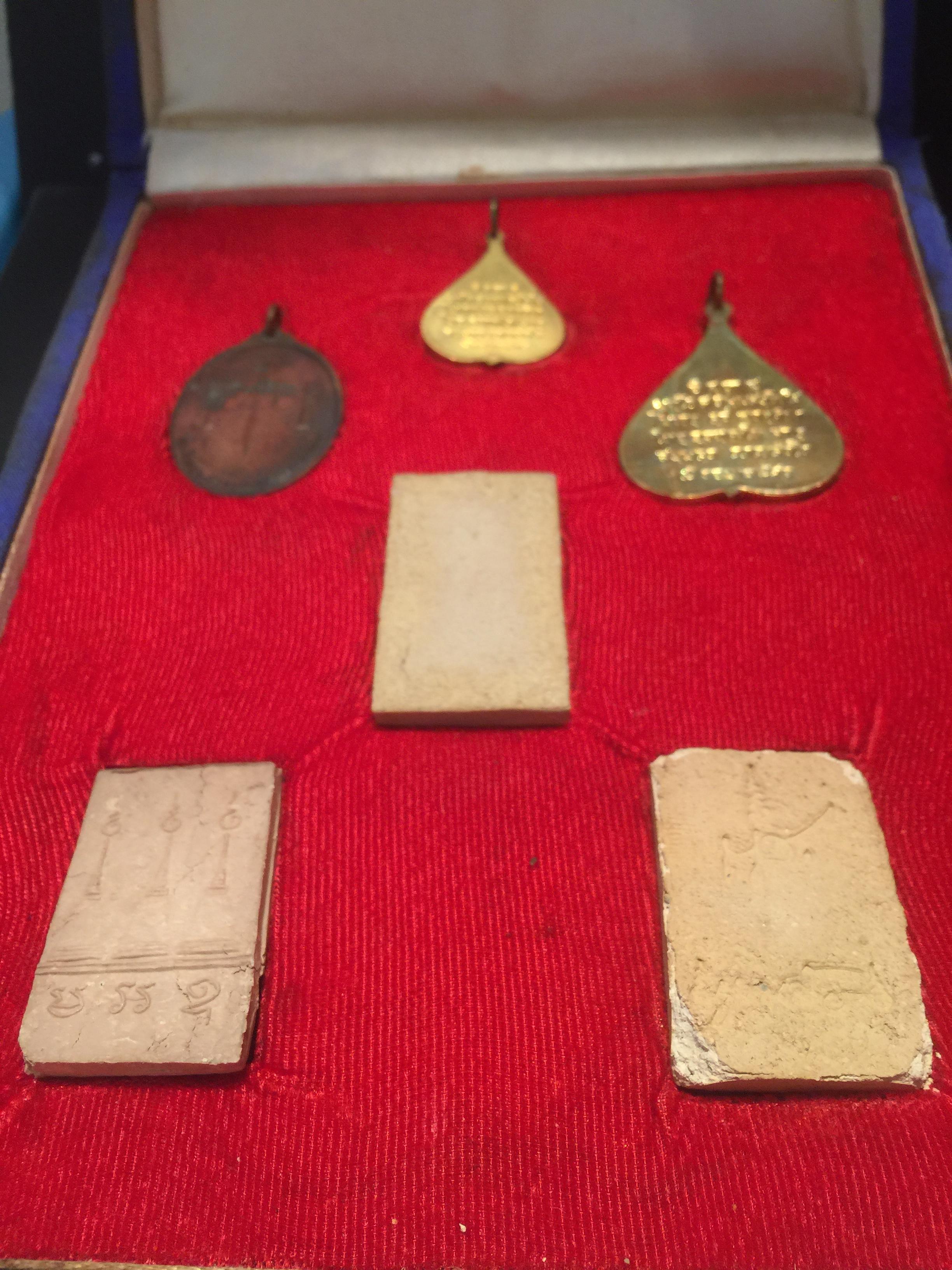 ชุดวัตถุมงคล การบำเพ็ญกุศลอายุครบ 5 รอบ สมเด็จพระญาณสังวร วัดบวรนิเวศวิหาร ปี2516 ชุดกรรมการใหญ่(บรรจุ6องค์)