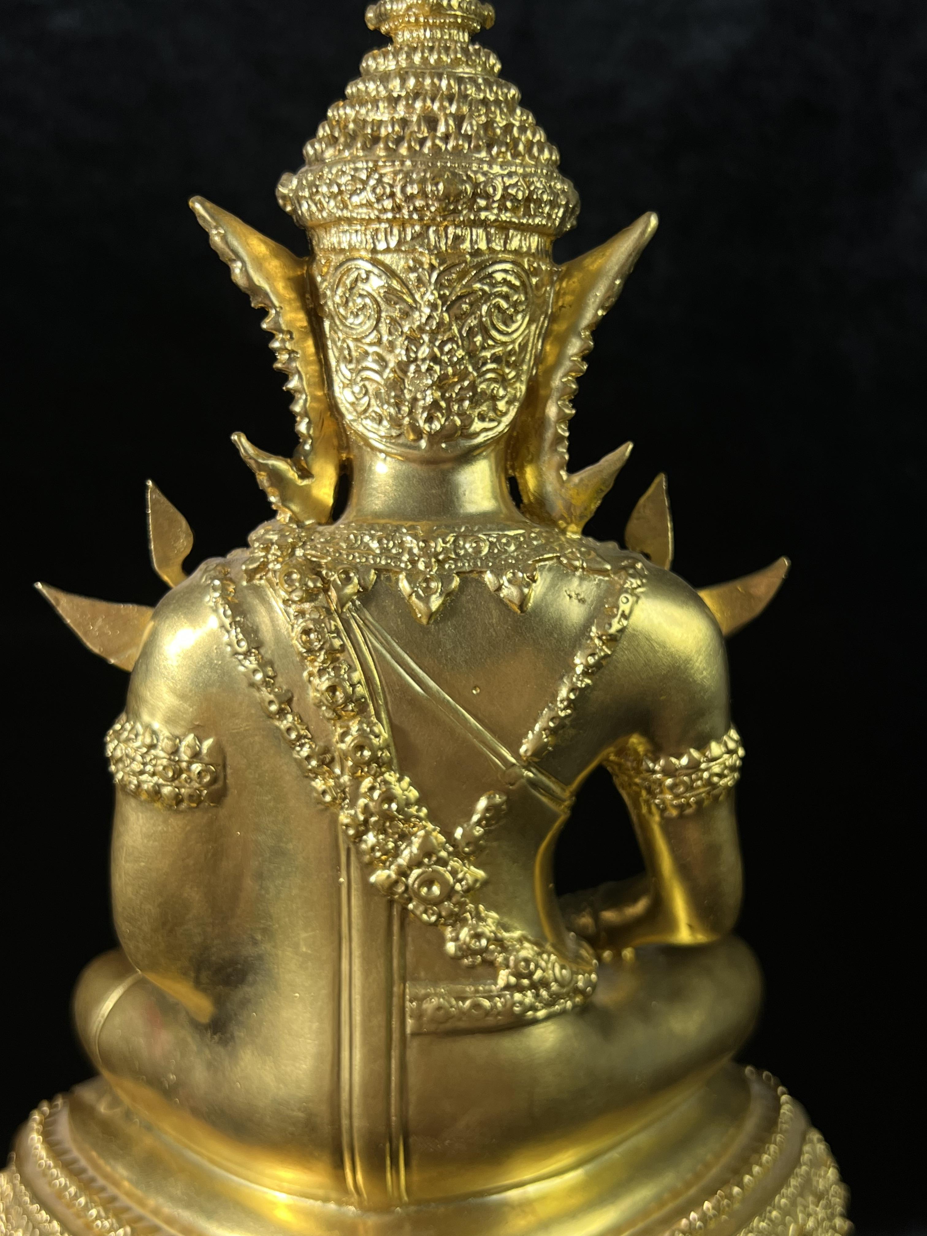 พระพุทธปฏิมาสุวรรณภูมิสิริโชค ภปร. การบินไทยจัดสร้างขึ้น เนื่องในวโรกาสมหามงคลเฉลิมพระชนมพรรษาของพระบาทสมเด็จพระเจ้าอยู่หัวรัชกาลที่ 9 ครบ 80 พรรษา ขนาดหน้าตัก 5 นิ้ว สูง 16 นิ้ว ปิดทองสวิส 99.9 เปอร์เซนต์ (พิธีใหญ่ พุทธศิลป์งดงาม หายาก)องค์หมายเลข ๙๗๘