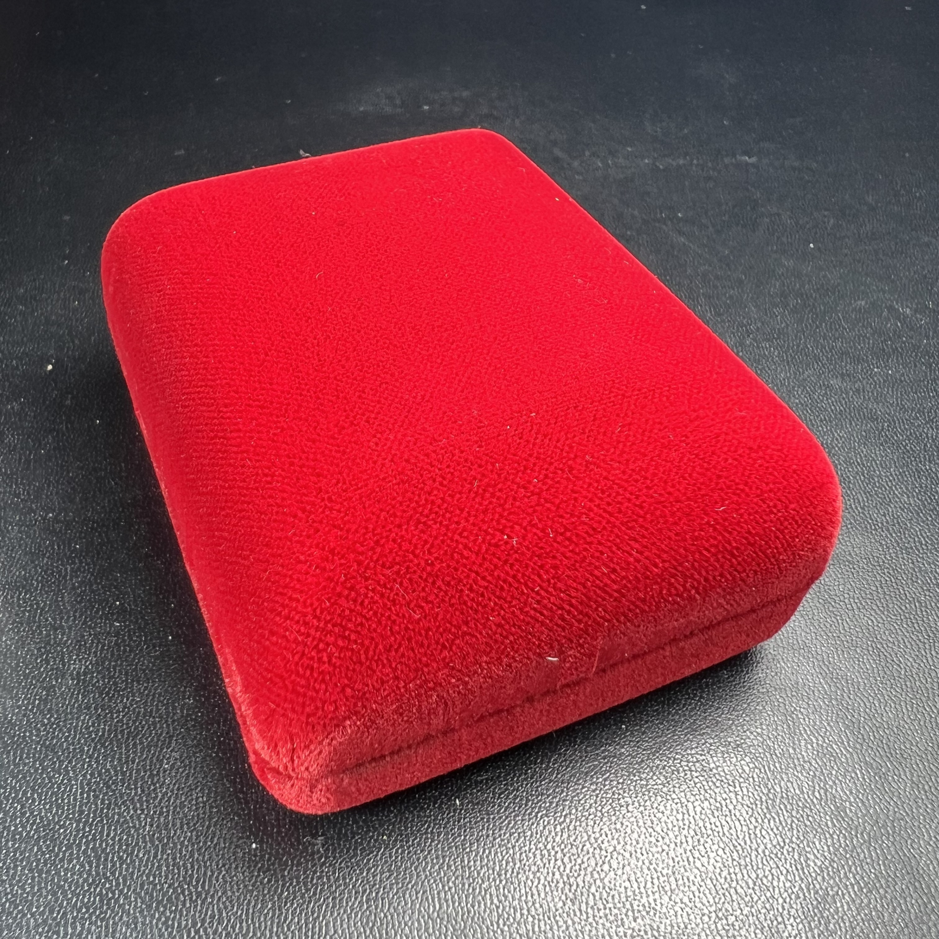 เหรียญพระพุทธญาณนเรศวร์ รุ่นแรก หลังพระปรมาภิไธย ภปร.และ สก.วัดญาณสังวราราม จ.ชลบุรี ปี 2527 เนื้อเงิน(ผิวเดิม ขึ้นรุ้งผิวน้ำทองกระจายทั่วเหรียญสวยมาก)ขนาด 2.3 x 3.8 ซม. พร้อมกล่องเดิม สมเด็จพระญาณสังวร ประธานในพิธีมหาพุทธาภิเษก(เนื้อเงินพบเจอน้อย หายาก)