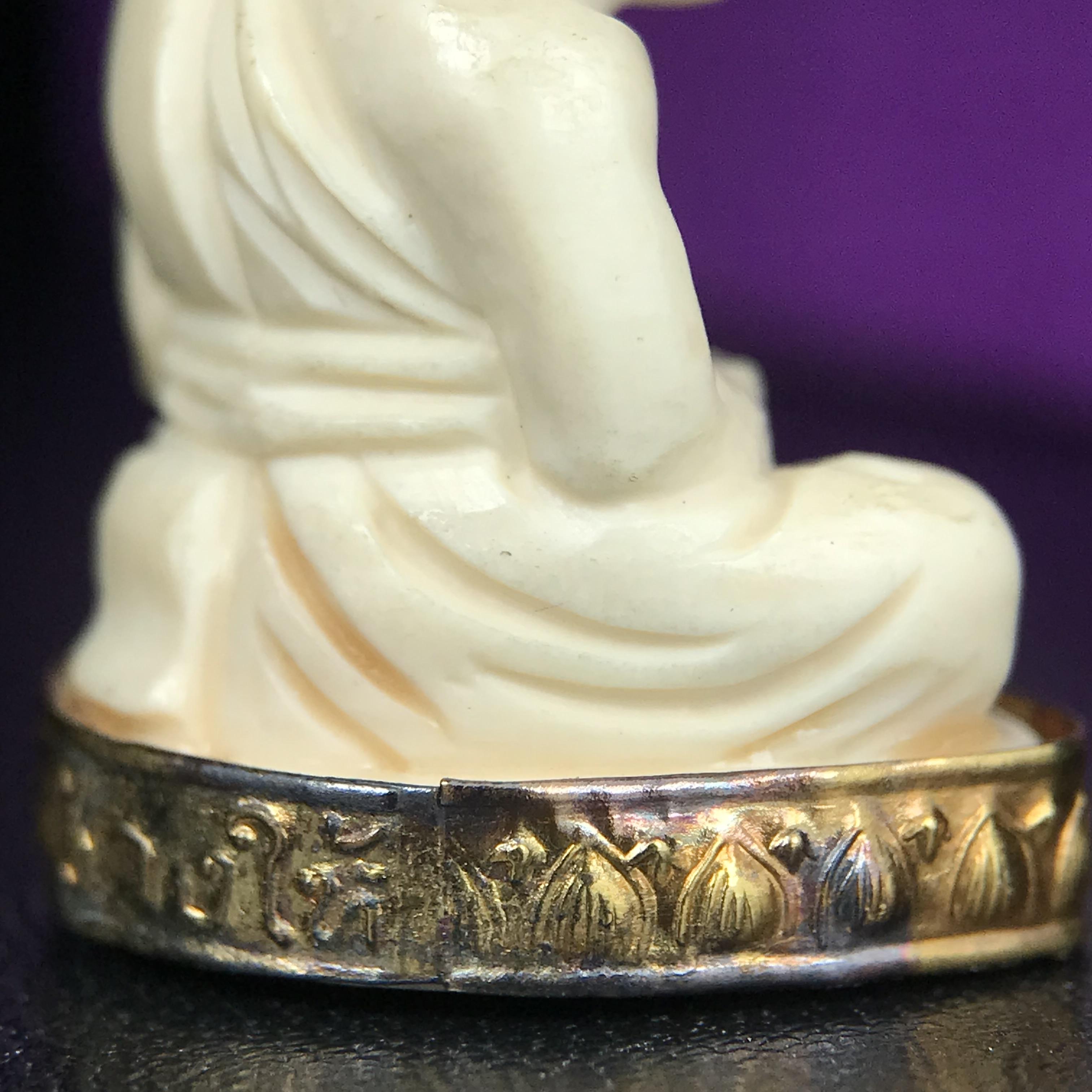 สมเด็จหลวงพ่อทวด รุ่นคชสารหมื่นปี (ศิลปาชีพ) วัดช้างให้ ปี 2541โดยมีท่าน อ.นอง วัดทรายขาว เป็นเจ้าพิธี และมีเกจิร่วมปลุกเสก 108 รูป บรรจุผงว่านเก่าและดินกากยายักษ์(พิมพ์ลอยองค์ฐานทองคำโค๊ตทองคำ)พร้อมกล่องบรรจุครบ นิยมหายาก**ผิวสวยงานแกะพุทธศิลป์สวยงดงาม**