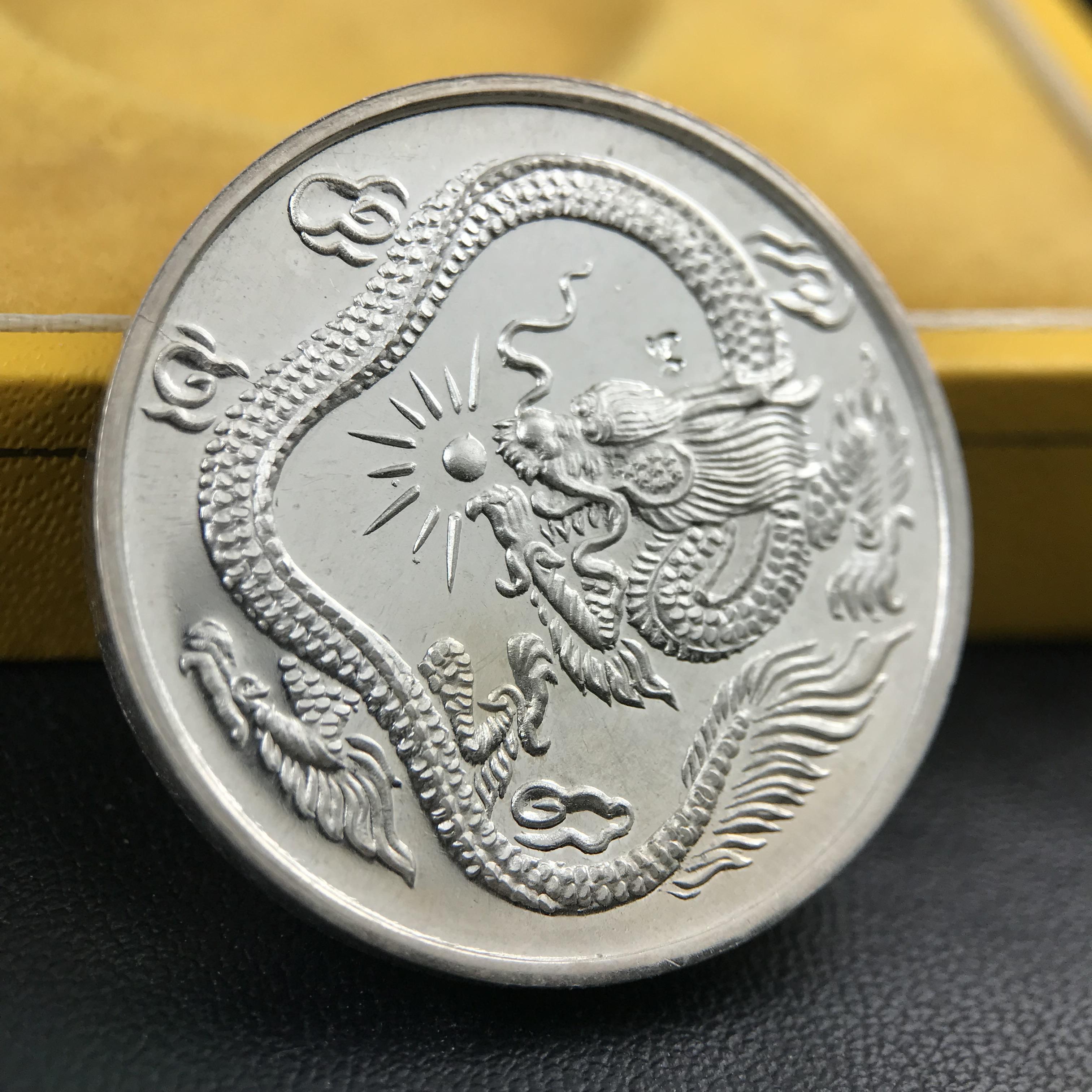 เหรียญพระโพธิสัตว์ อวโลกิเตศวร กวนอิม หลังมังกรเล่นแก้ว วัดราชบพิธสถิตมหาสีมาราม ปี 2536 เนื้อเงิน(ขัดเงาผิวกระจก) ขนาด 3 ซม. ตอกโค๊ตขอบเหรียญ ปลุกเสกพิธีใหญ่ พร้อมกล่องบรรจุเดิมครบ สภาพสวย