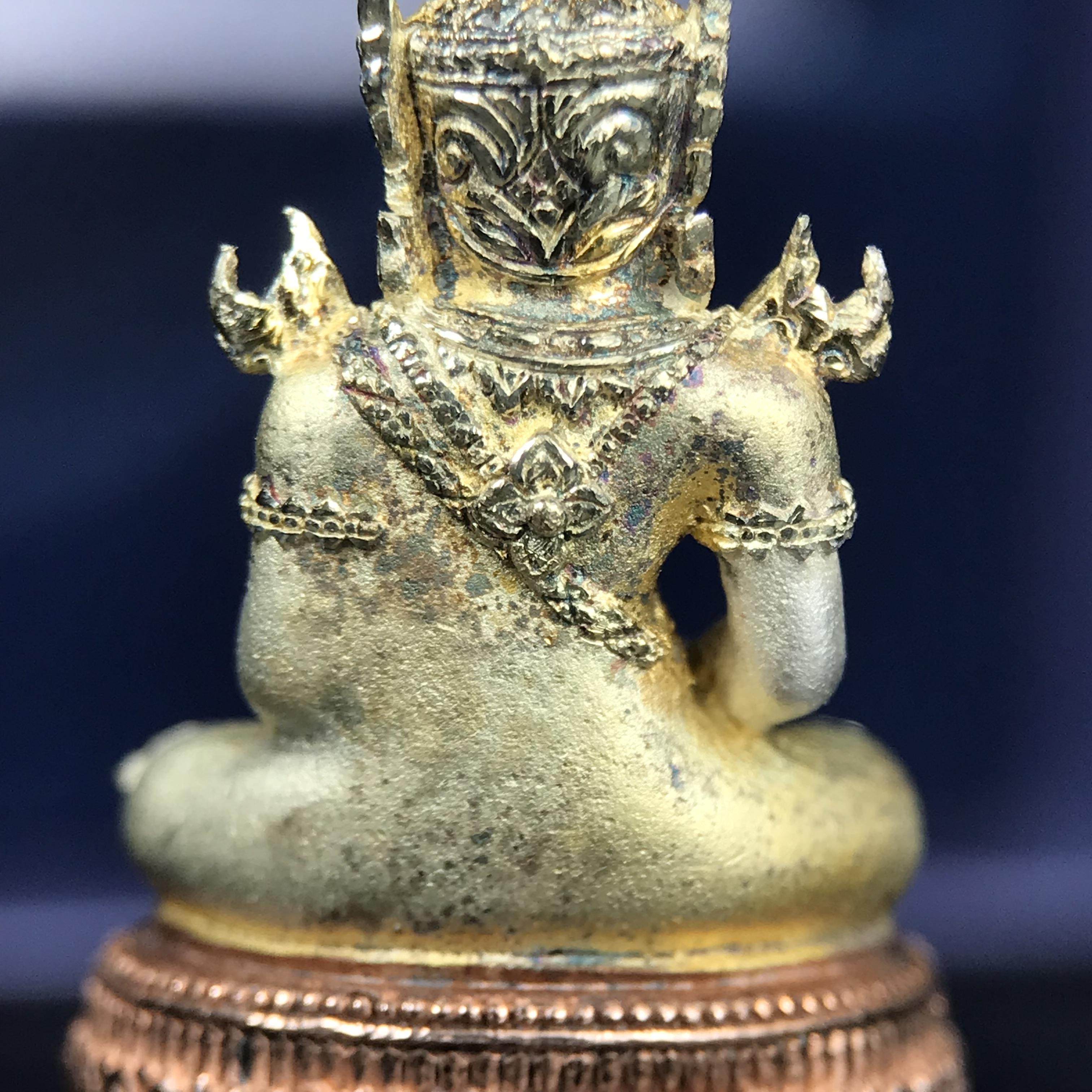 พระแก้วมรกต ภปร. ปี 2547 จัดสร้างโดยโรงพยาบาลภูมิพลอดุลยเดช เนื้อเงิน(3 กษัตริย์) ลอยองค์ หน้าตัก 1/2 นิ้ว สูง 3.7 ซม.พิธีมหามังคาภิเษก ณ พระอุโบสถวัดพระศรีรัตนศาสดาราม(วัดพระแก้ว) งดงามทรงคุณค่าอีกหนึ่งรุ่นยอดนิยม หายาก(องค์หมายเลข ๑๔๑๔)