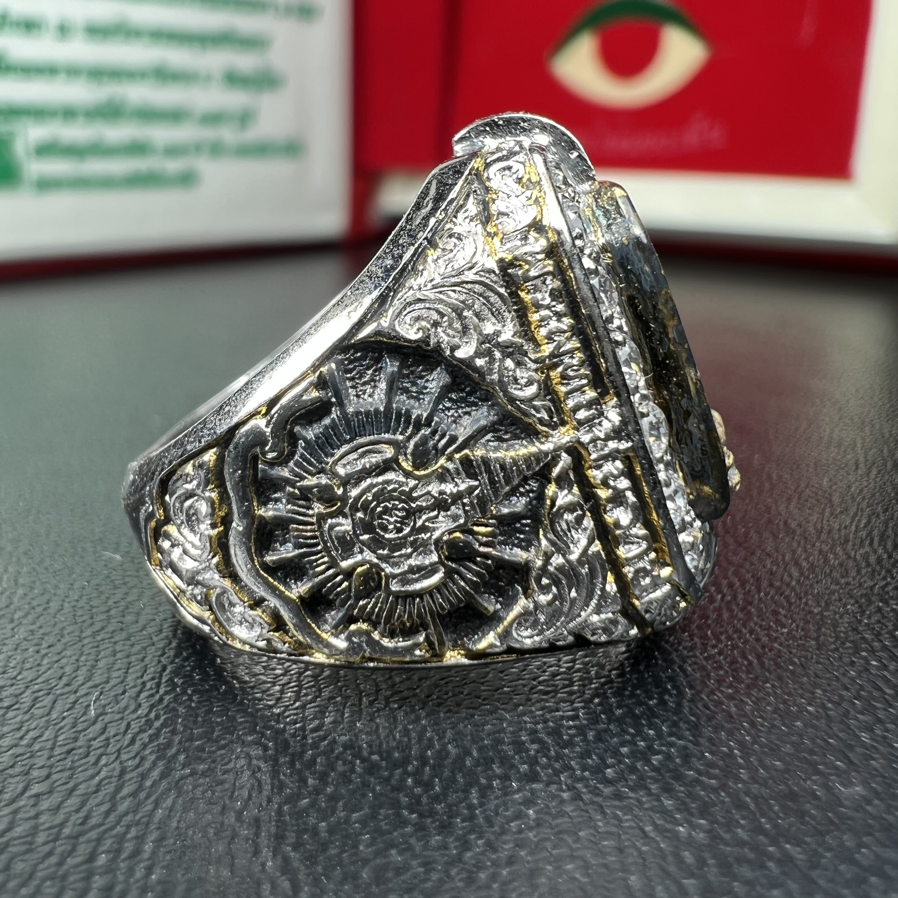 แหวนพระพุทธชินราช ภปร. ในวโรกาสเฉลิมพระชนมายุ6รอบ 5ธันวาคม2542 มูลนิธิพิทักษ์ดวงตาประชาชน จัดสร้าง แหวนเนื้อเงินเคลือบทองคำบริสุทธิ์ประดับเพชร CZ เกรดนอก ตอกโค๊ตและหมายเลข 2006(ผลรวมได้ 8 เลขมงคลเจริญมั่งคั่ง อุดมสมบูรณ์) พร้อมกล่องบรรจุเดิมครบ(หายาก)