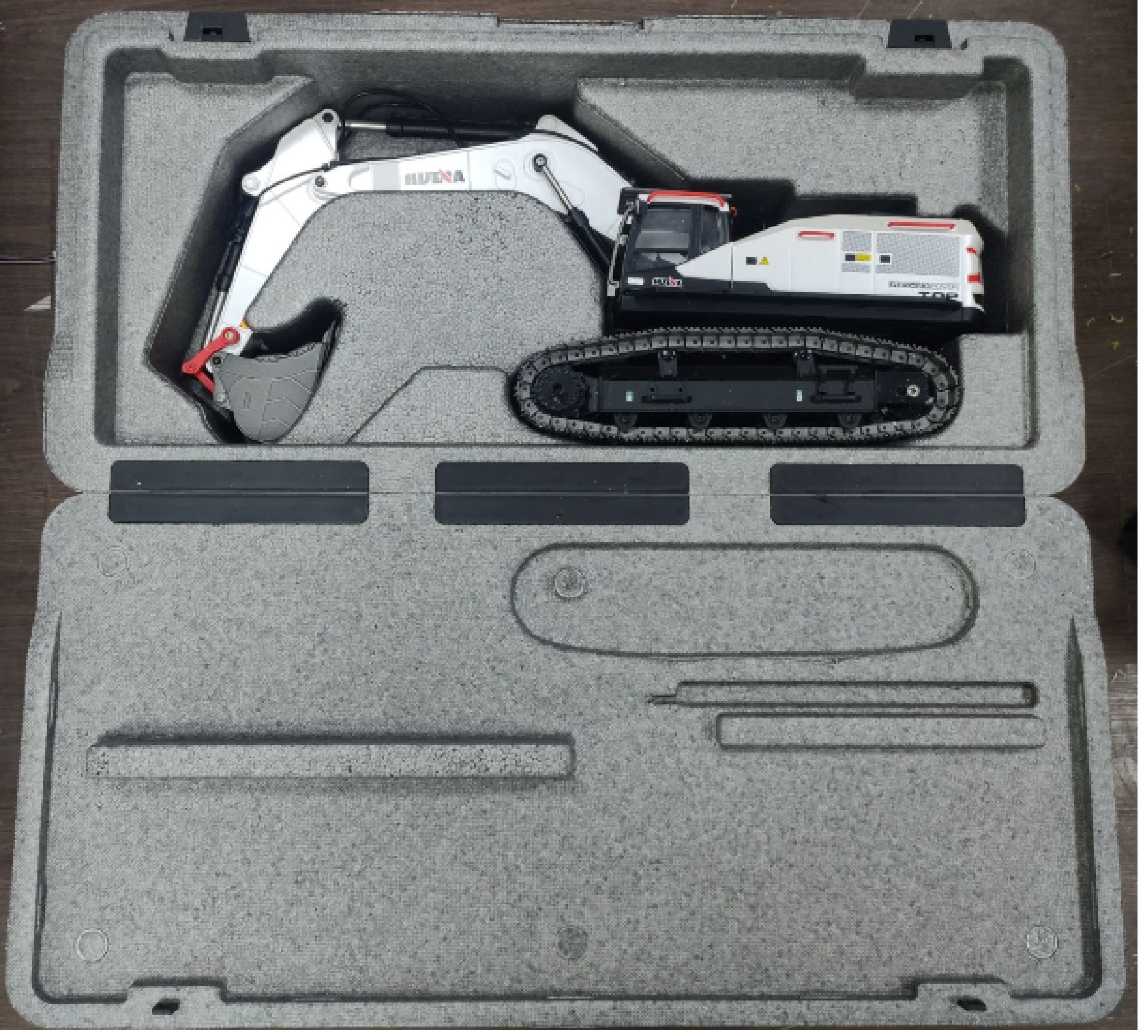 Huina 1594 RC EXCAVATOR โมเดล 2021 สีขาวมุก สีใหม่ล่าสุด แม็คโครบังคับระบบเซอร์โว 1/14 22CH