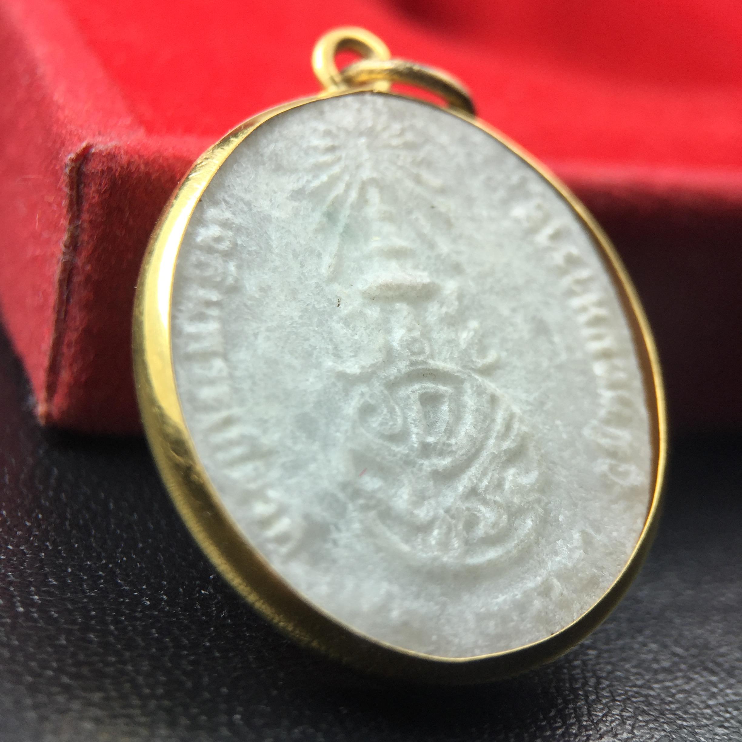 พระบรมฉายาลักษณ์ ร.9 เหรียญหยกรูปไข่เลี่ยมทองคำแท้(งานเลี่ยมเดิมจากผู้จัดสร้าง เฉลิมพระเกียรติ 72 พรรษา ภูมิพลมหาราช ปี 2542 (อีกหนึ่งวัตถุมงคลที่ระลึกของพระองค์ท่านที่พบเจอหายากมากในปัจจุบัน)