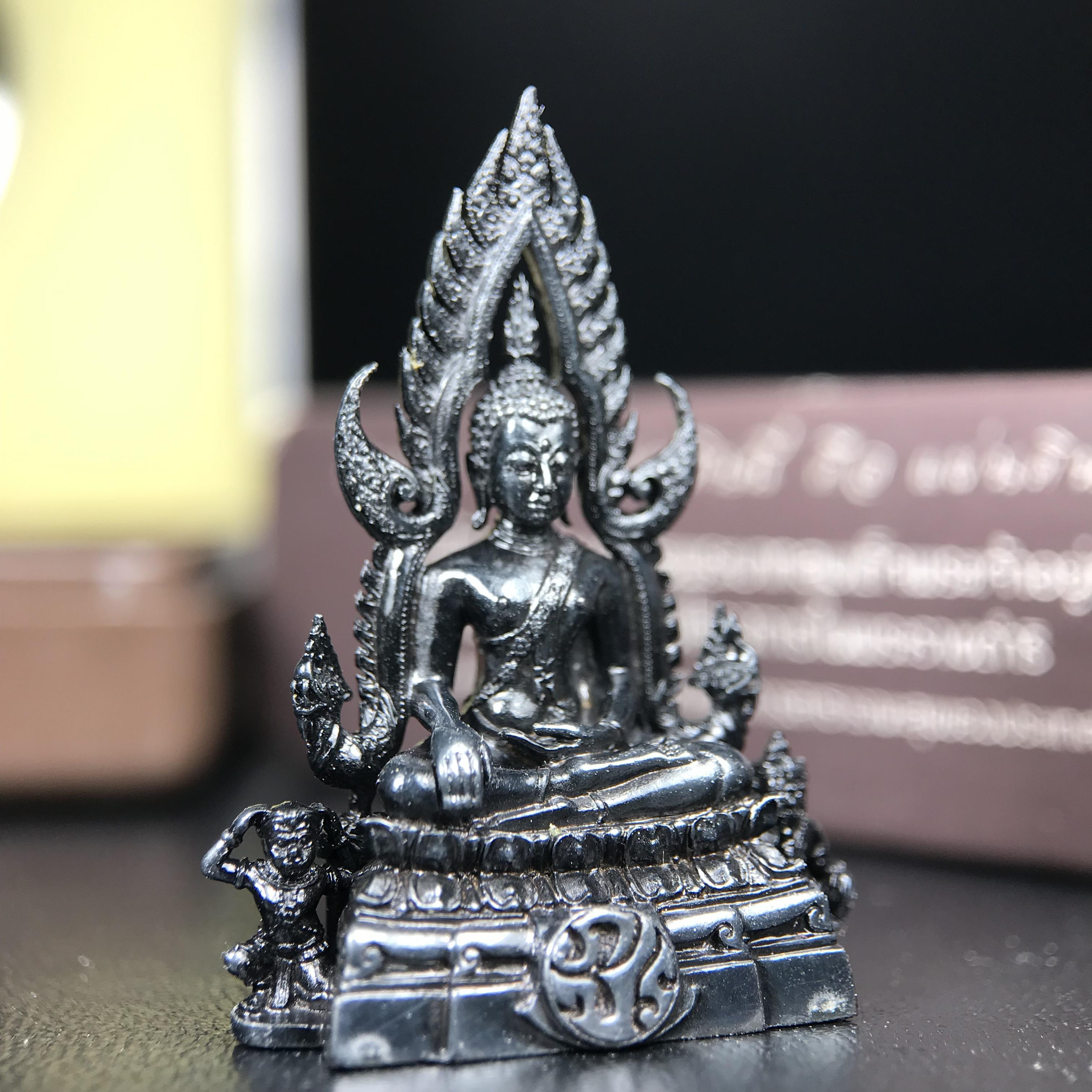 พระพุทธชินราช ภปร. โครงการ "เพราะแผ่นดินนี้ คือ แผ่นดินเกิด" ปี2548(รุ่นแรก) ลอยองค์ หน้าตัก 1/2 นิ้ว(ขนาด 3.5 x 2.5 ซม.) เนื้อเงินรมดำ(พุทธศิลป์จำลองเมื่อครั้งลอกทอง ครั้งที่3 เมื่อปี2547 ร้อยปีจะมีสักครั้ง "พระพุทธชินราชองค์ดำ")