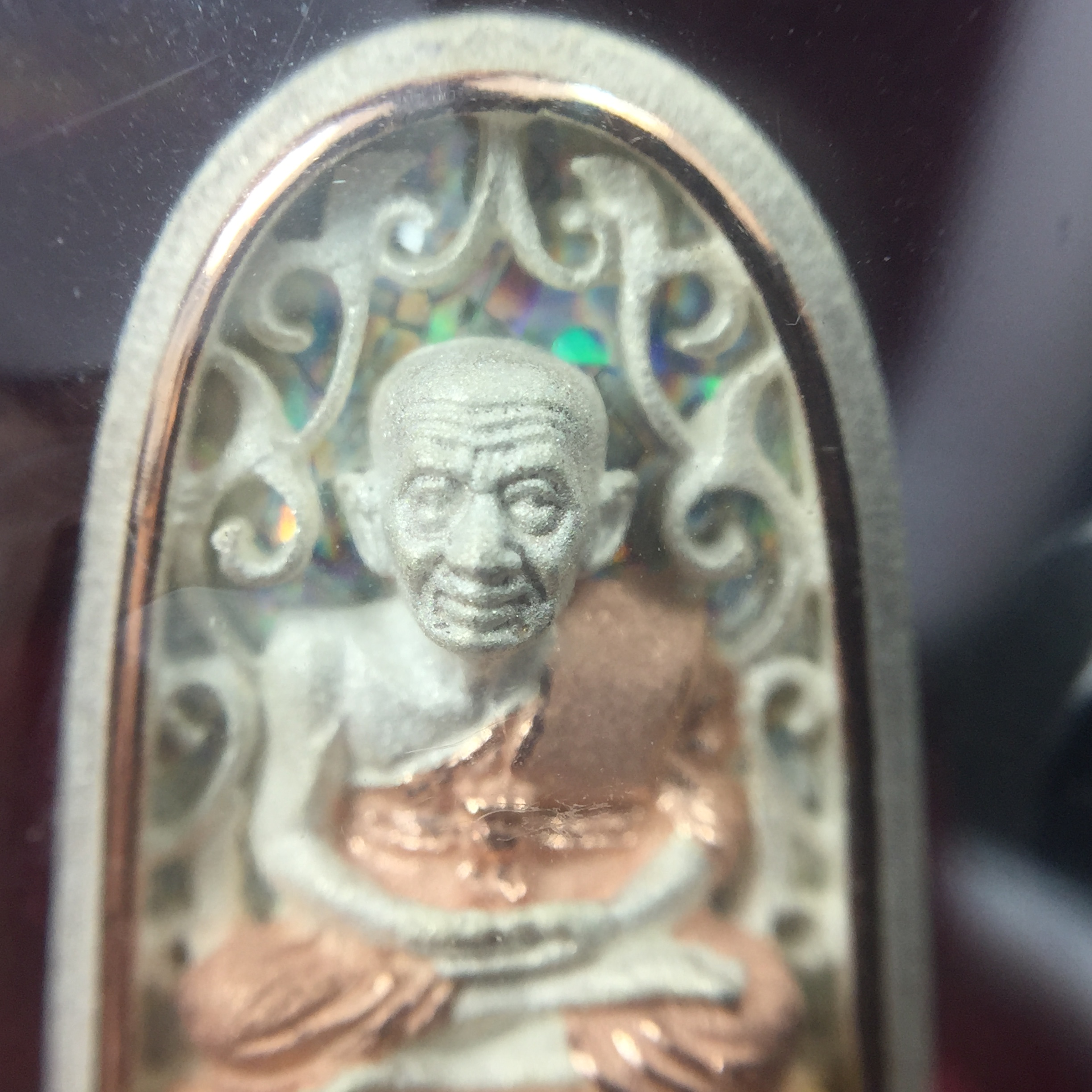 เหรียญหลวงพ่อทวด รุ่น มงคลบารมี วัดประสาทบุญญาวาส ปี 2545 เนื้อเงินสามกษัตริย์ พิมพ์ทรงพระรอด(ขนาด 2.2*1.5 ซม.)ฉลุลายฉากพื้นหลังสามมิติเปลือกหอยมุกสวยงาม ตอกโค๊ต ก(กรรมการ)พร้อมกล่องบรรจุเดิม