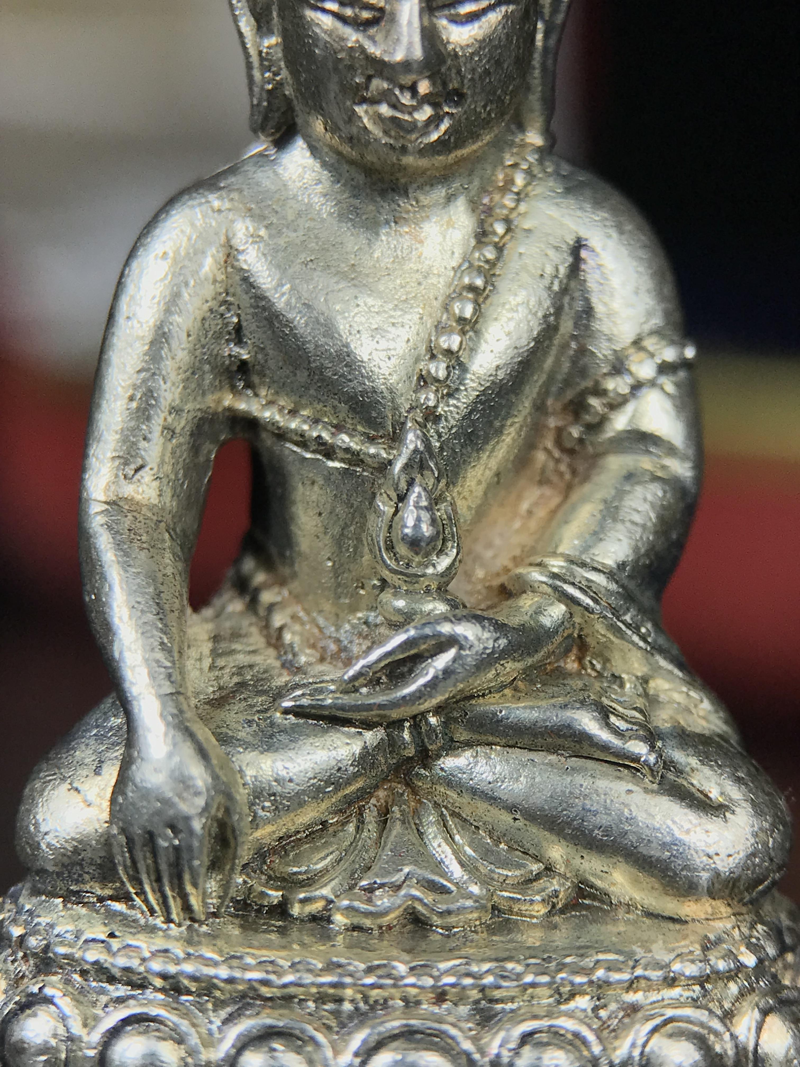 พระกริ่งฉลองพระชนมายุครบ 7 รอบ 84 พรรษา สมเด็จพระสังฆราช(วาสน์) วัดราชบพิธ พ.ศ.2525 เนื้อเงิน ผิวเดิมขึ้นน้ำทองสภาพสวยมาก ในกล่องชุดพิเศษกรรมการ พร้อมพระชัยวัฒน์ เนื้อนวโลหะ ครบชุดสมบูรณ์(งานแกะแม่พิมพ์โดย นายช่างเกษม มงคลเจริญ)(หายาก)