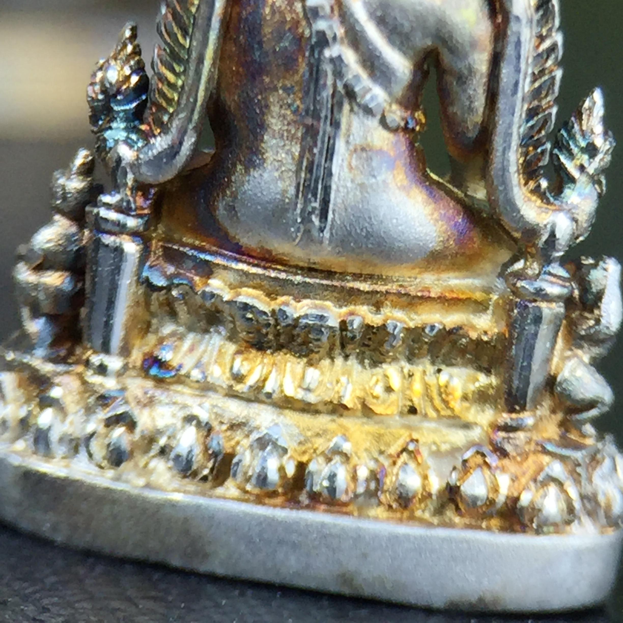 พระพุทธชินราช(จำลอง) ภปร. 84 พรรษา เนื้อเงินชุบทองคำขาว พิมพ์เล็กขนาดหน้าตัก 1/4 นิ้ว (สภาพผิวเดิมสวย ขึ้นสีรุ้งธรรมชาติ แบบนิยม)(พระราชทานมวลสาร จิตรลดาและเส้นพระเจ้า(เส้นผม))พุทธศิลป์ทรงคุณค่าอีกหนึ่งรุ่นยอดนิยม