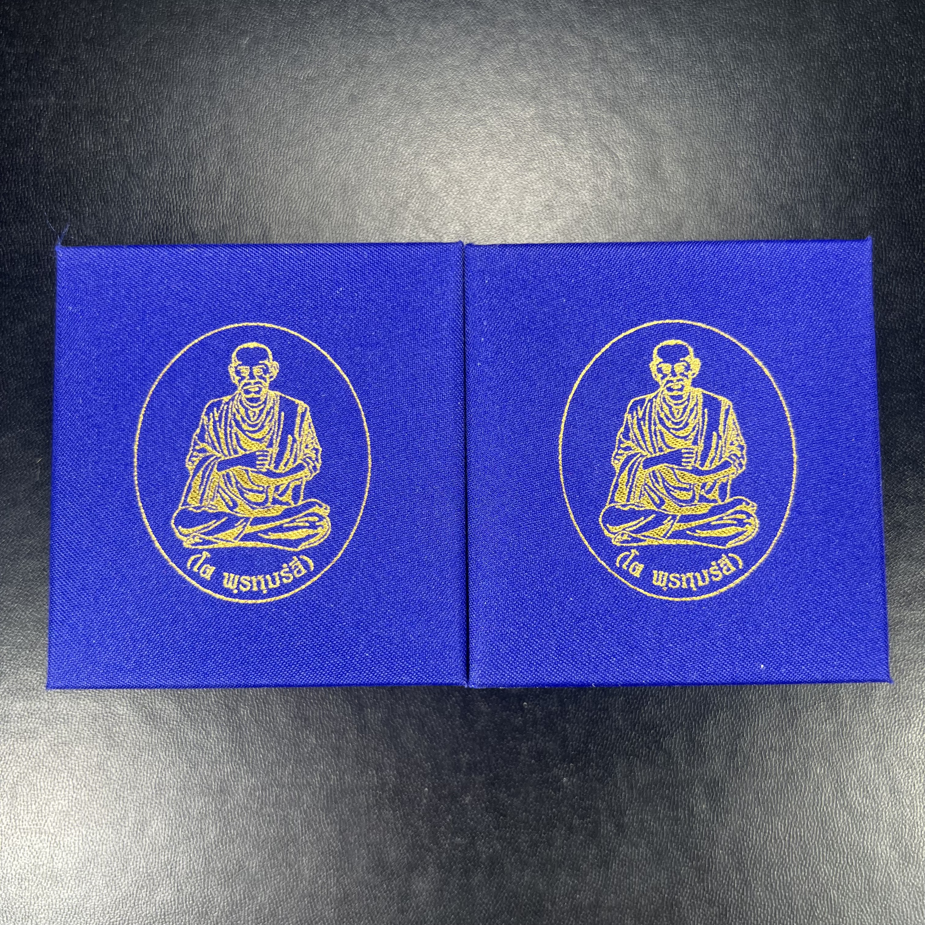 สมเด็จพุฒาจารย์ (โต พรหมรังสี) อนุสรณ์ 128 ปี สมเด็จพระญาณสังวร สมเด็จพระสังฆราช ทรงเมตตาอธิฐานจิต ปี 2543 มหาพุทธาภิเษก 3วาระ เหรียญรูปเหมือนสมเด็จพุฒาจารย์โตด้านหลังพระสมเด็จ พิมพ์ใหญ่เนื้อเงิน ขนาด 1.8 x 2.7 ซม. ทรงคุณค่าทั้งด้านความงานด้านพุทธศิลป์ แล