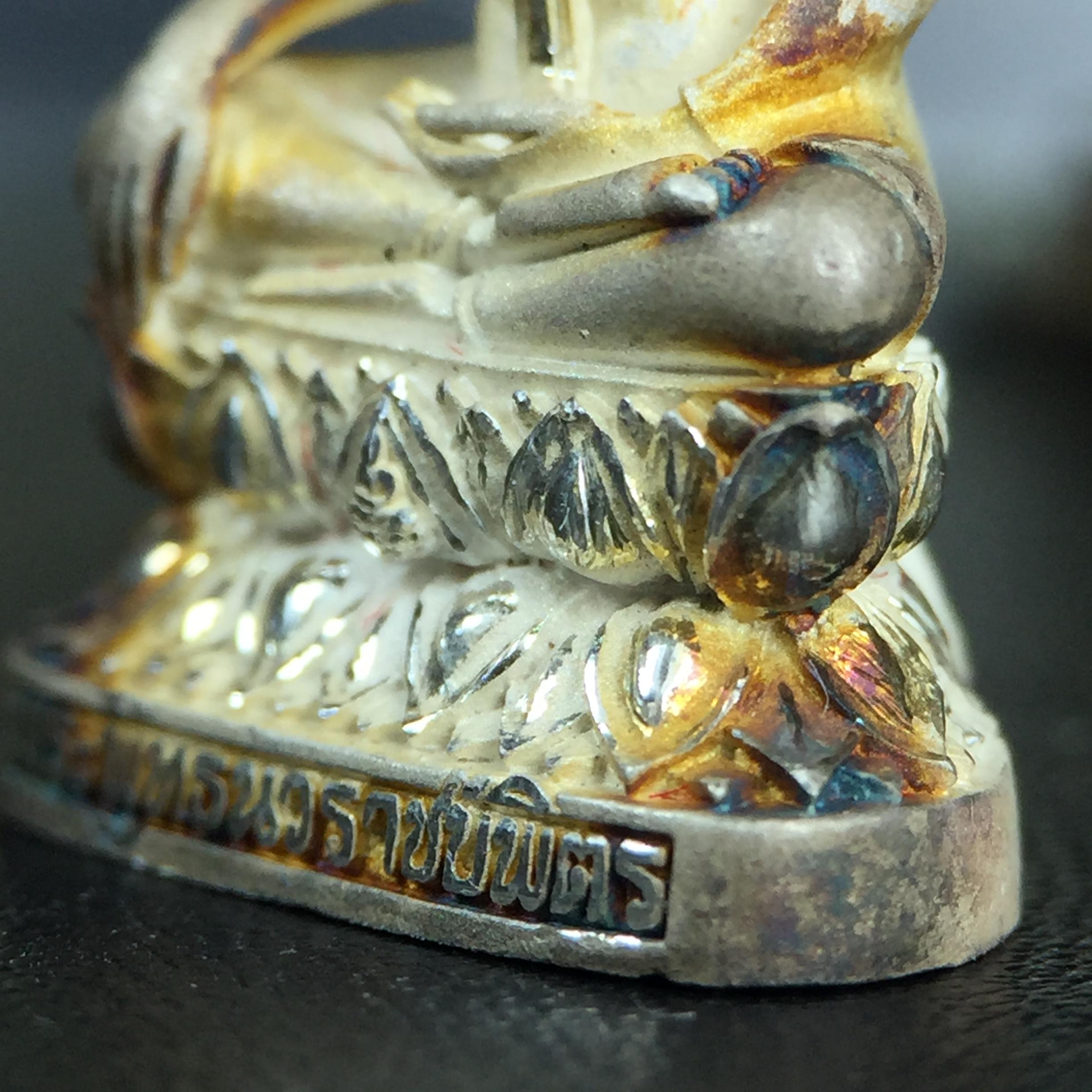 พระกริ่ง+พระชัยวัฒน์พระพุทธนวราชบพิตร ครองสิริราชสมบัติครบ 50 ปี พ.ศ.2540 เนื้อเงินผิวเดิมๆขึ้นสีรุ้งธรรมชาติแบบนิยม(หายาก)(สีสันที่ธรรมชาติสรรค์สร้าง)พร้อมกล่องบรรจุเดิมครบ(1ชุด 2 องค์)1 ใน 9500 ชุด